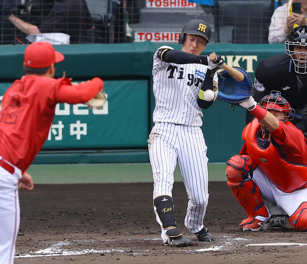 阪神対広島　8回裏阪神2死、近本光司は死球を受ける（2026年4月撮影）