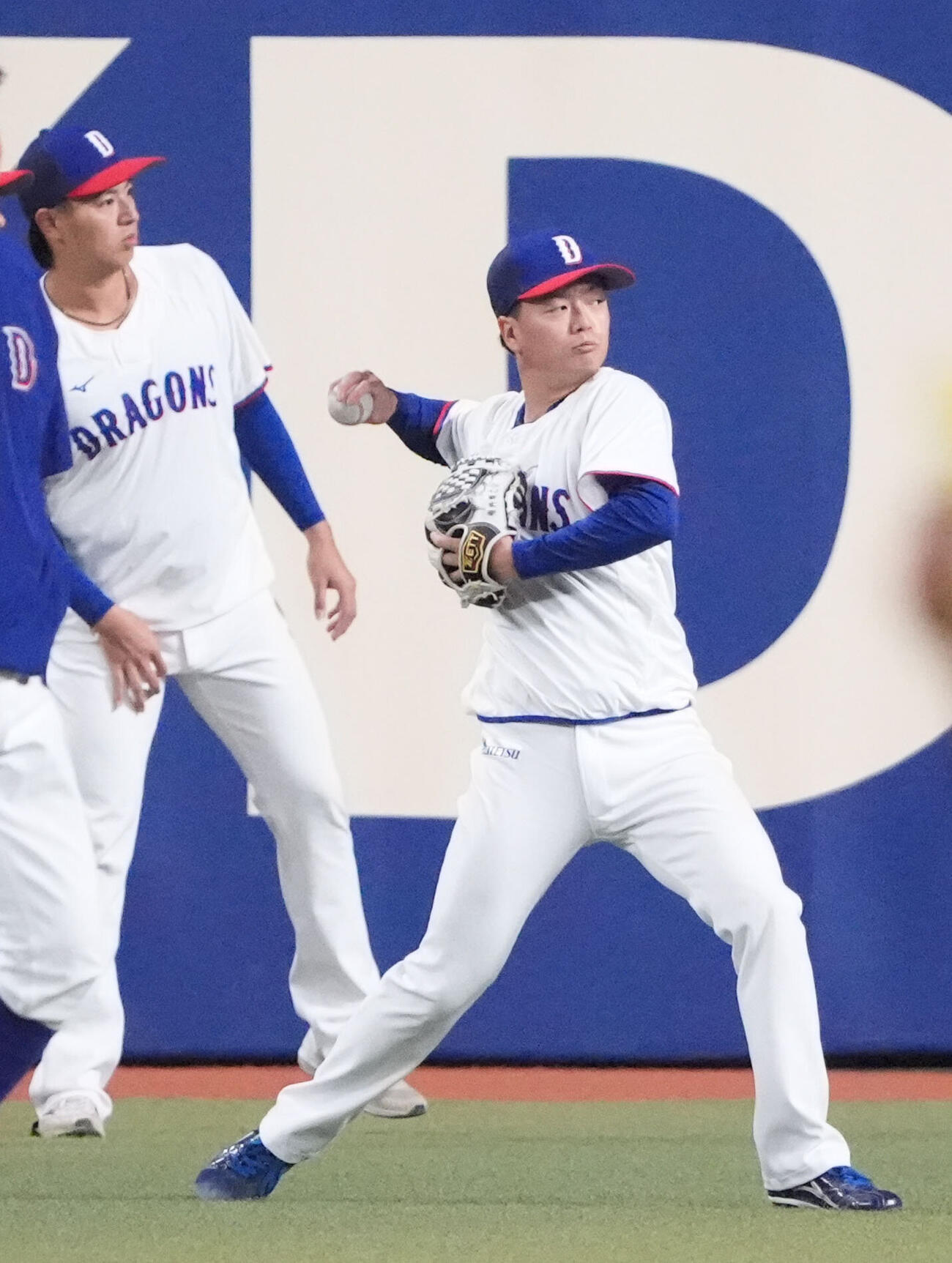 中日対DeNA　試合前、キャッチボールをする桜井頼之介（撮影・森本幸一）