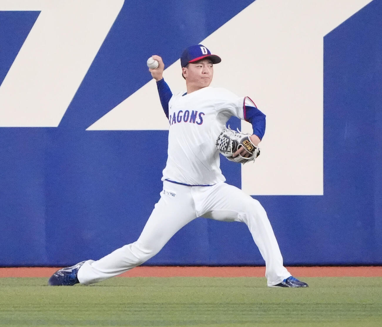 中日対DeNA　試合前、キャッチボールをする桜井頼之介（撮影・森本幸一）