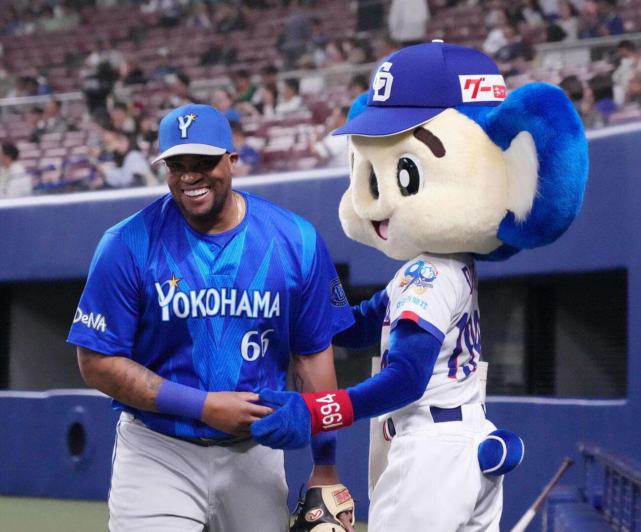 中日対DeNA　試合前、ダヤン・ビシエド（左）はドアラと触れ合い笑顔を見せる（撮影・森本幸一）
