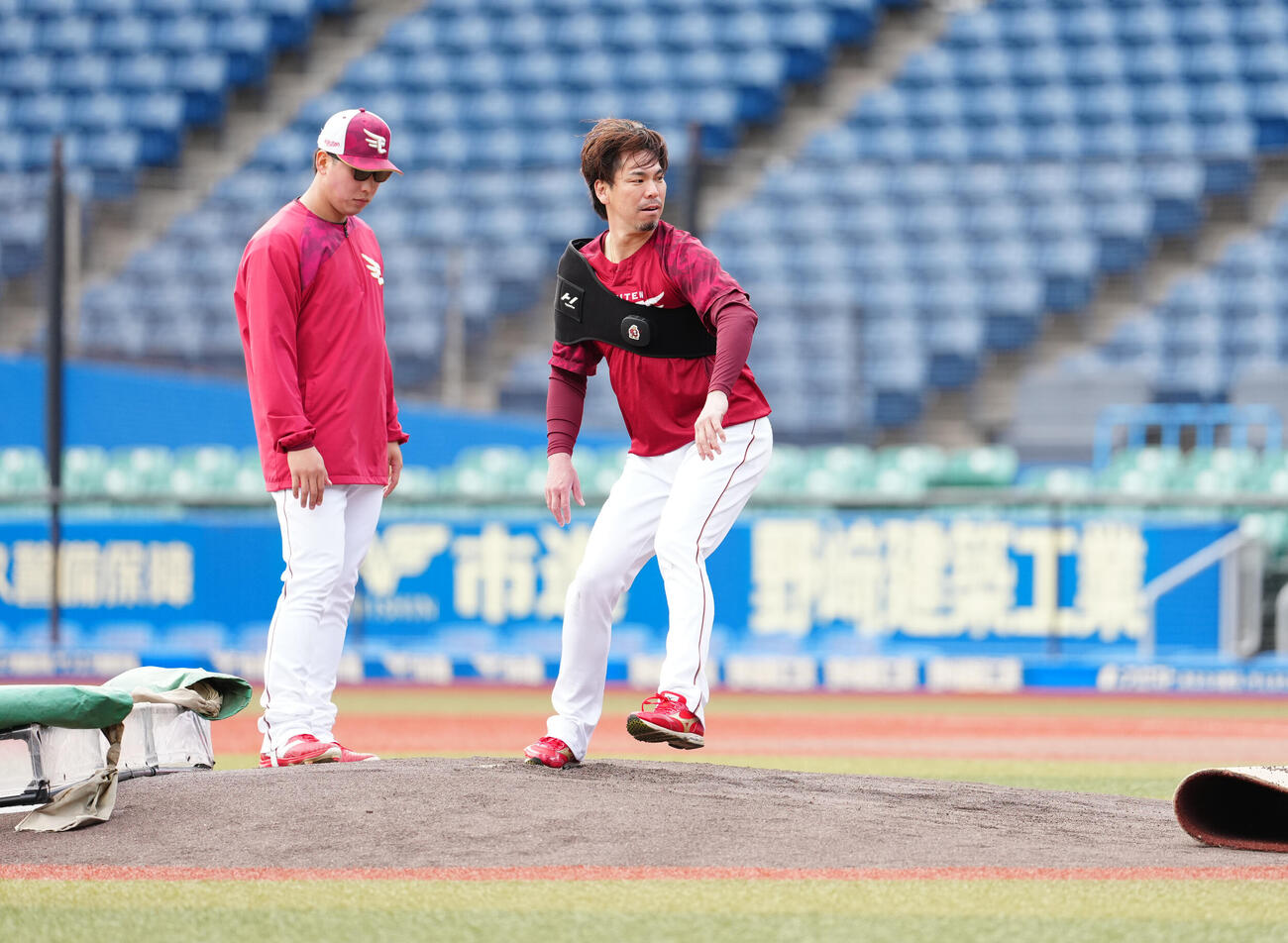 ロッテ対楽天　試合前練習でマウンドの感触を確かめる楽天前田健太（右）（撮影・鈴木みどり）＝2026年4月28日