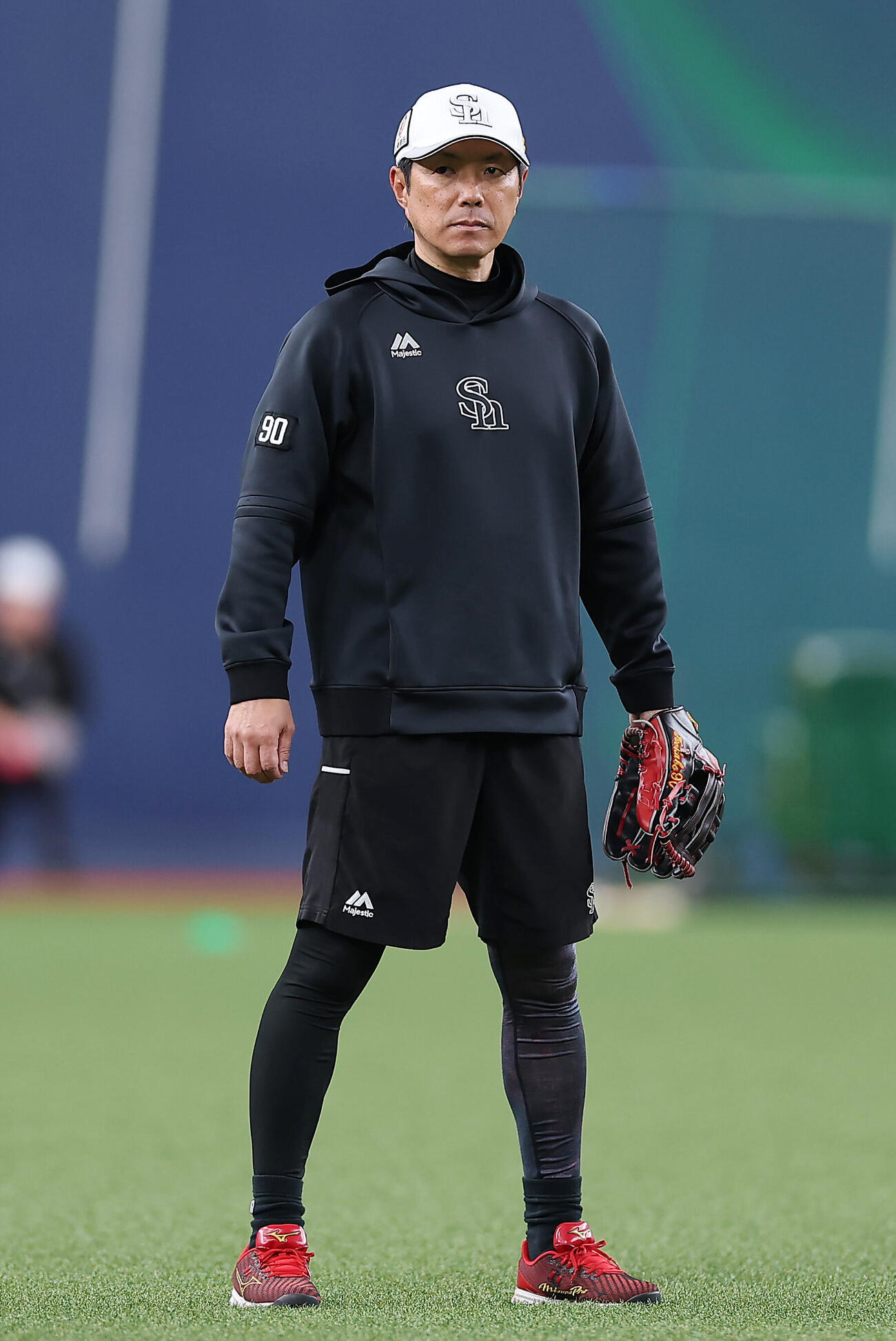 オリックス対ソフトバンク　試合前練習を見守るソフトバンク小久保裕紀監督（撮影・前田充）