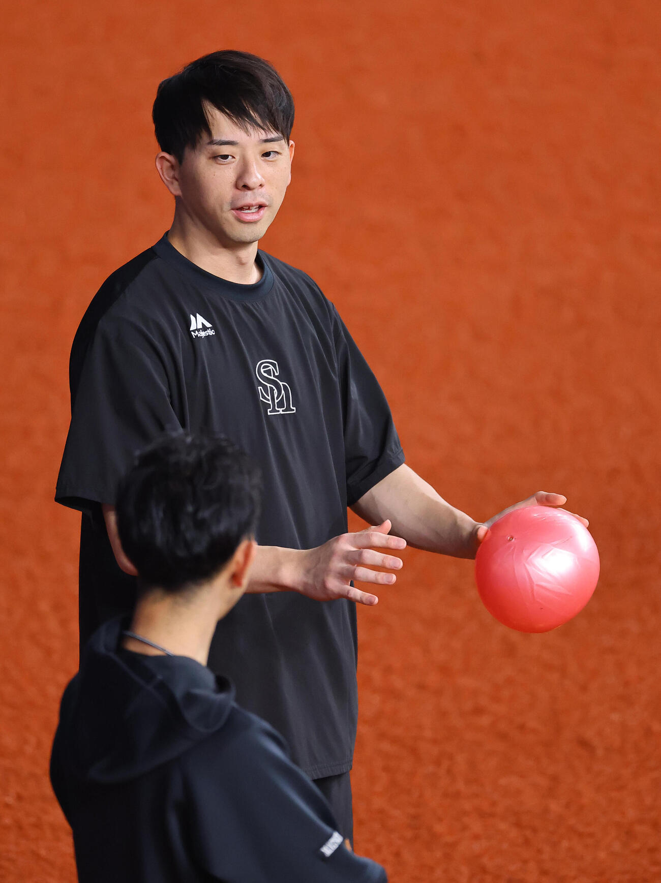 ボムボールを使って調整するソフトバンク大関友久（撮影・上田博志）