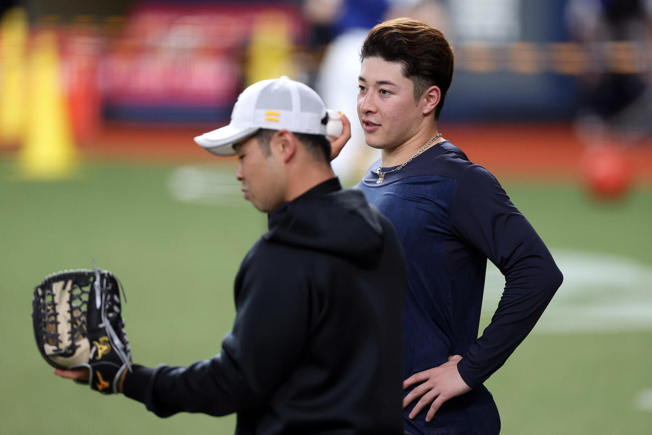 オリックス対ソフトバンク　ソフトバンク近藤健介（左）と言葉を交わすオリックス吉田輝星（撮影・前田充）
