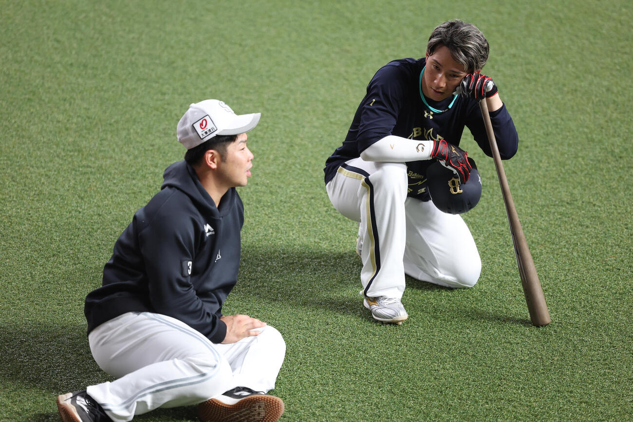 オリックス対ソフトバンク　ソフトバンク近藤健介（左）と言葉を交わすオリックス西川龍馬（撮影・前田充）