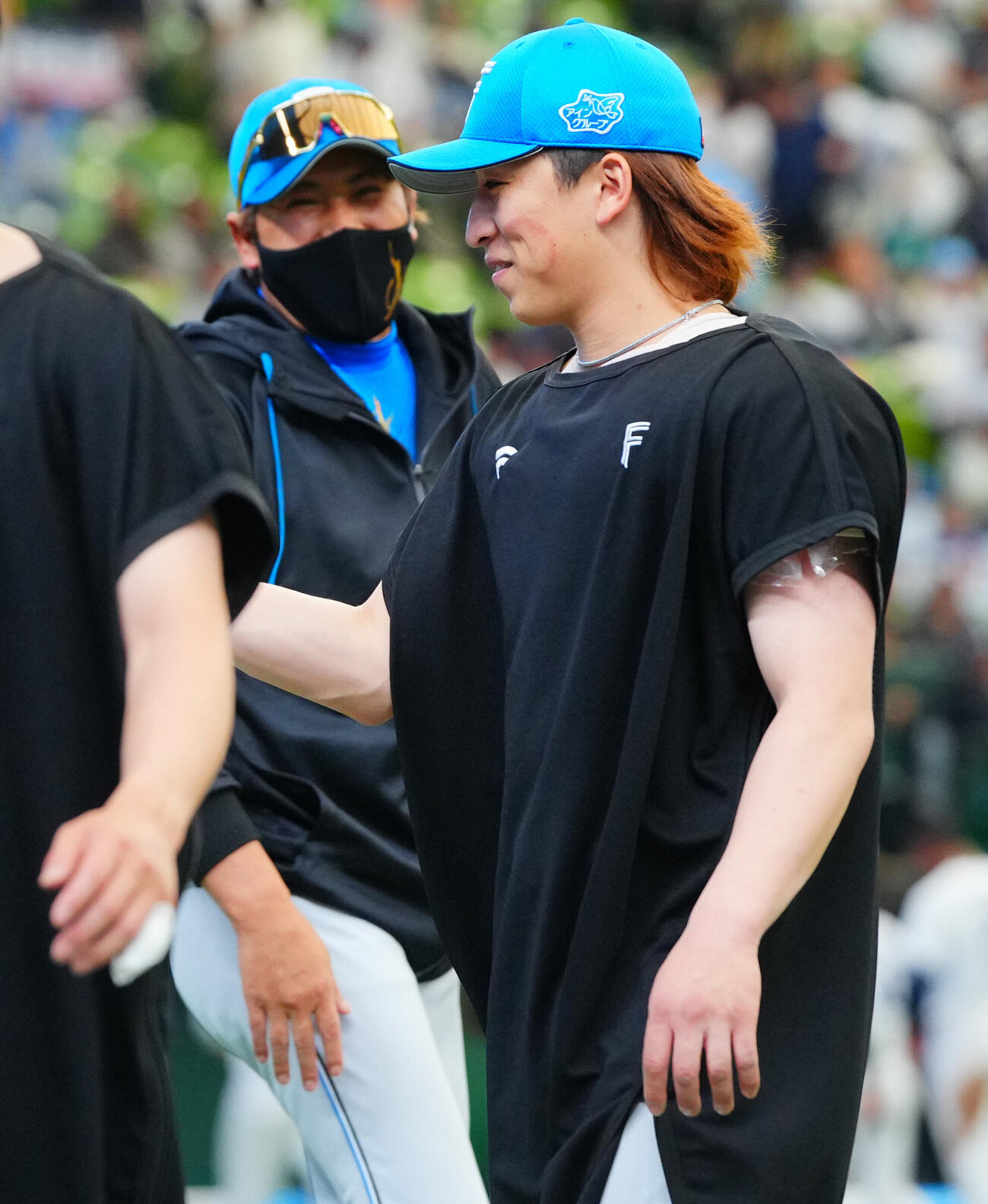 西武対日本ハム　西武に勝利し日本ハム細野晴希（右）は新庄剛志監督から声をかけられ笑顔を見せる（撮影・垰建太）