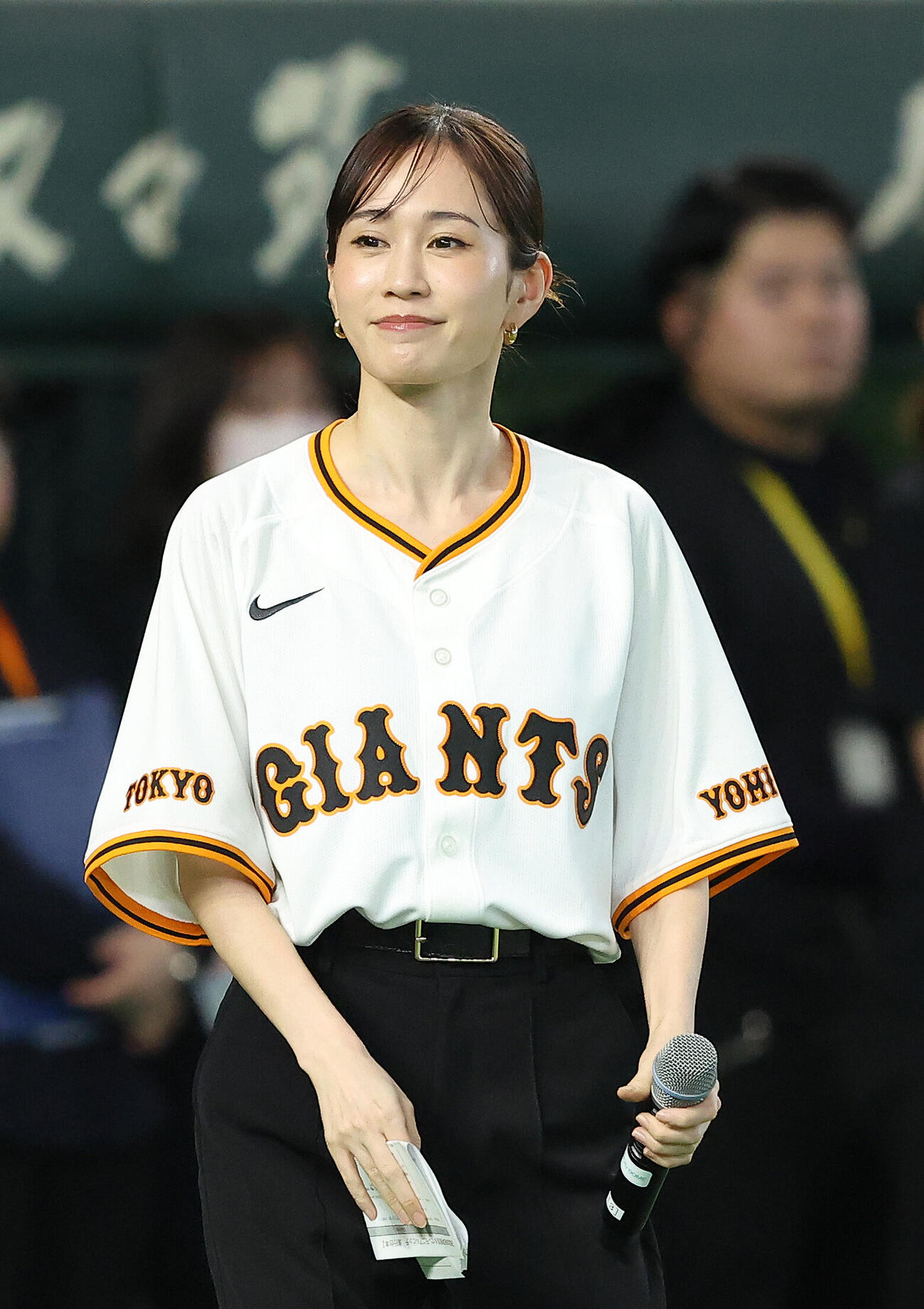 巨人対広島　開始前、始球式前に登場する前田敦子（撮影・河田真司）