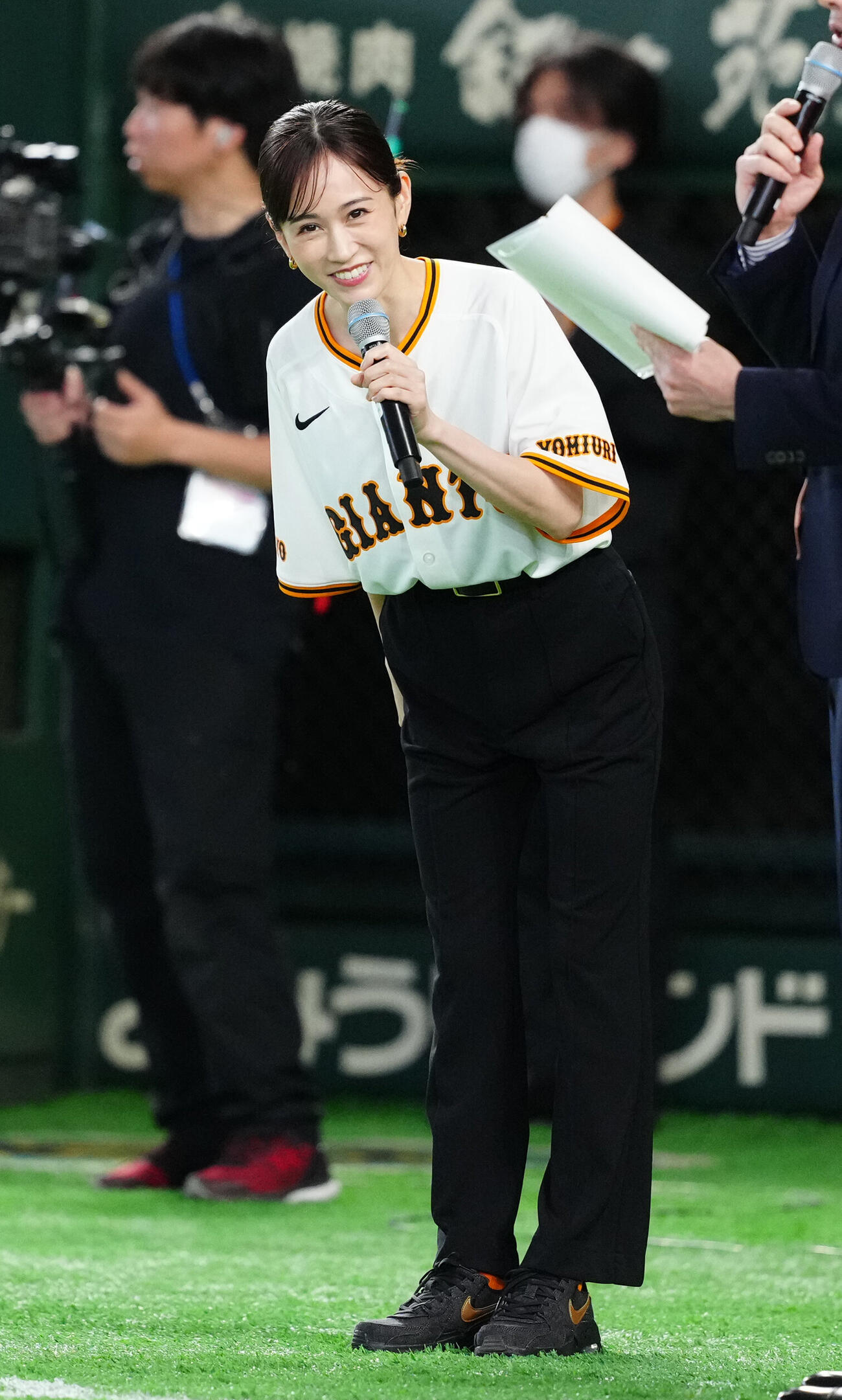 巨人対広島　試合前、あいさつする前田敦子（撮影・江口和貴）