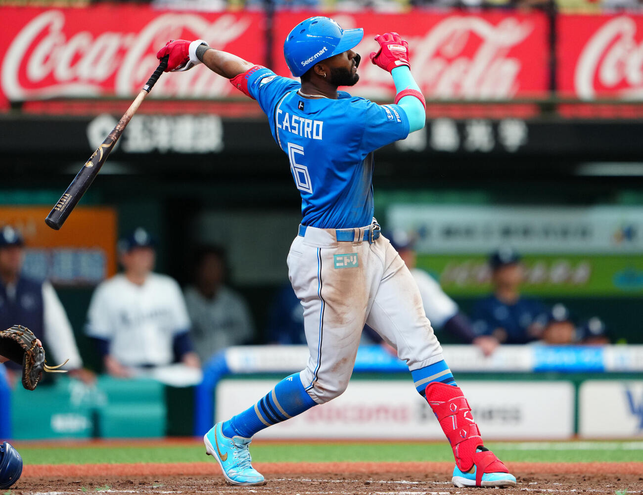 西武対日本ハム　9回表日本ハム2死、勝ち越しのソロ本塁打を放つロドルフォ・カストロ（撮影・垰建太）
