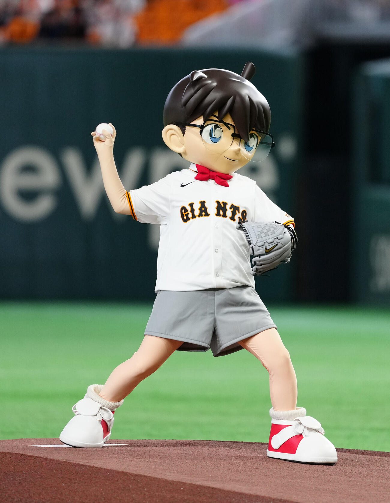 巨人対広島　ファーストピッチセレモニーで投球する「名探偵コナン」の江戸川コナン（撮影・江口和貴）