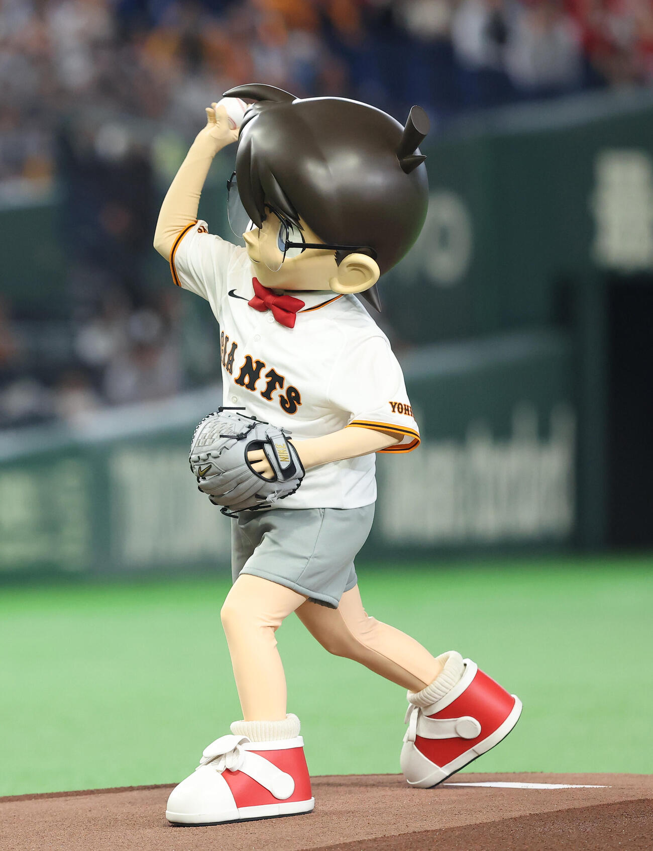 巨人対広島　開始前、ファーストピッチセレモニーを務める「名探偵コナン」の江戸川コナン（撮影・河田真司）