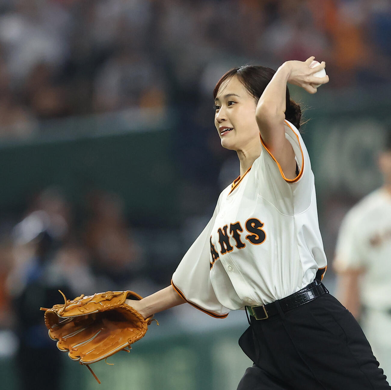 巨人対広島　開始前、セレモニアルピッチを務める前田敦子（撮影・河田真司）