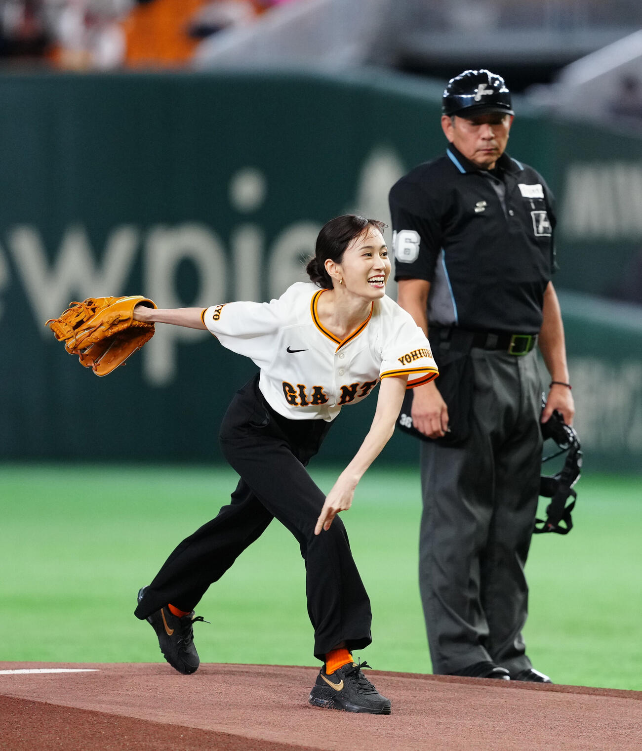 巨人対広島　試合前、ファーストピッチセレモニーで投球する前田敦子（撮影・江口和貴）