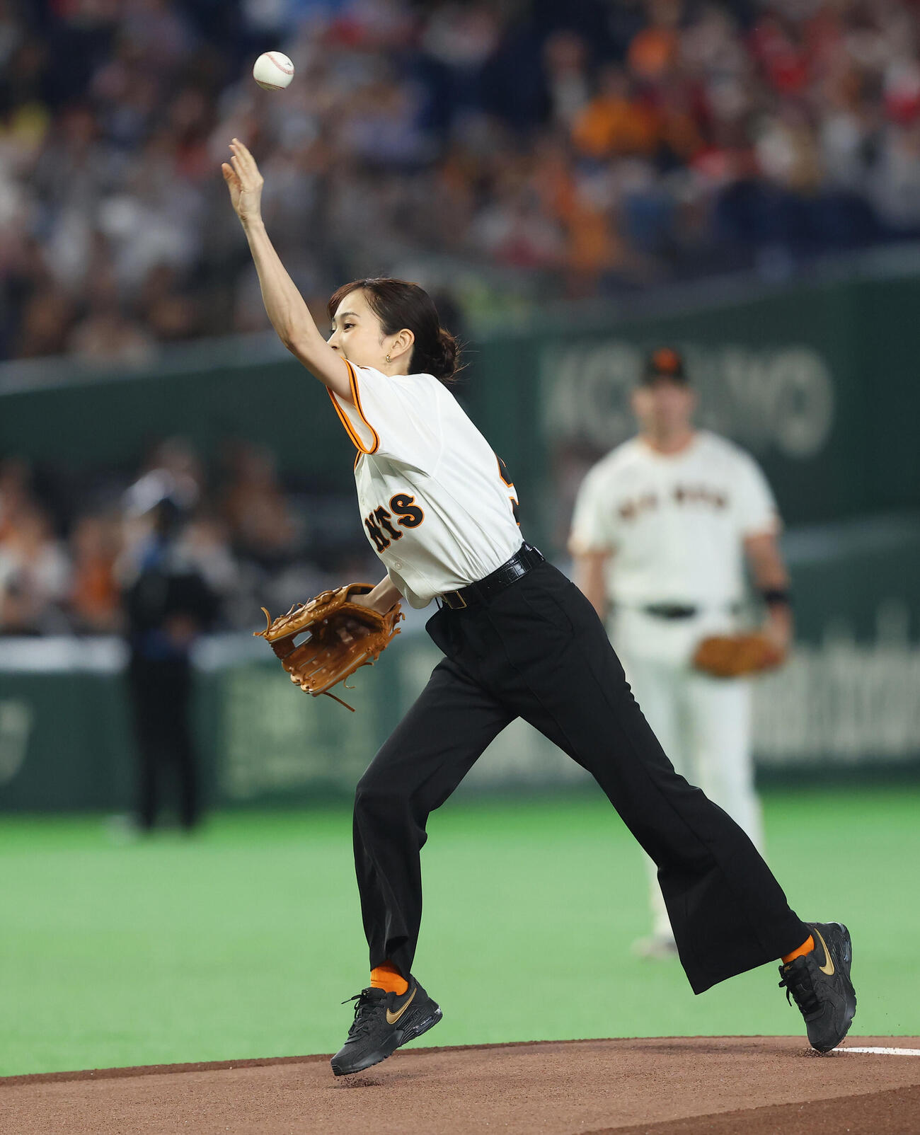 巨人対広島　開始前、セレモニアルピッチを務める前田敦子（撮影・河田真司）