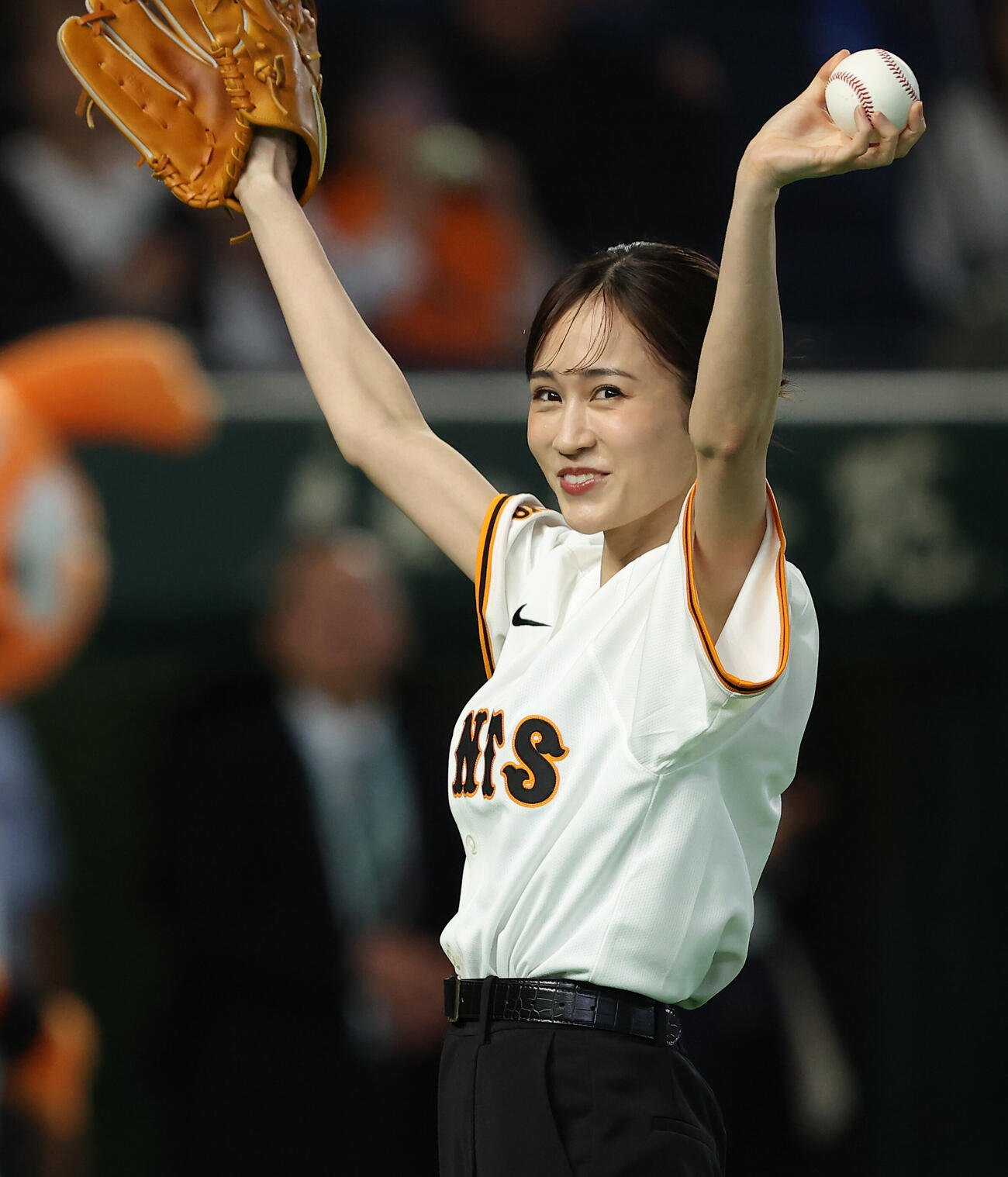 巨人対広島　開始前、セレモニアルピッチを務めるた前田敦子（撮影・河田真司）