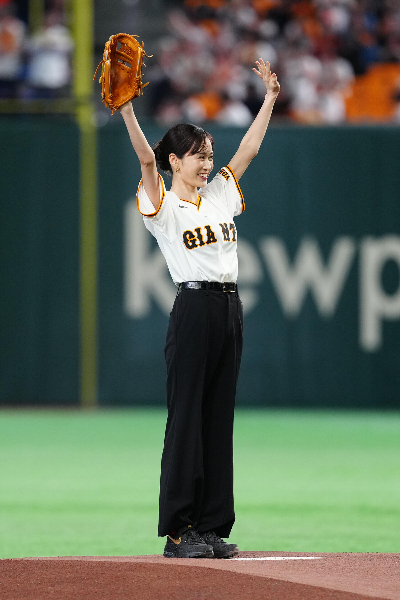 巨人対広島　試合前、ファーストピッチセレモニーに臨んだ前田敦子（撮影・江口和貴）