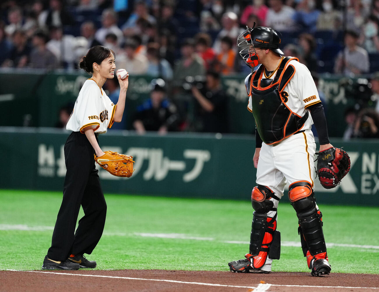 巨人対広島　試合前、ファーストピッチセレモニーに臨んだ前田敦子（左）。右は巨人捕手岸田行倫（撮影・江口和貴）
