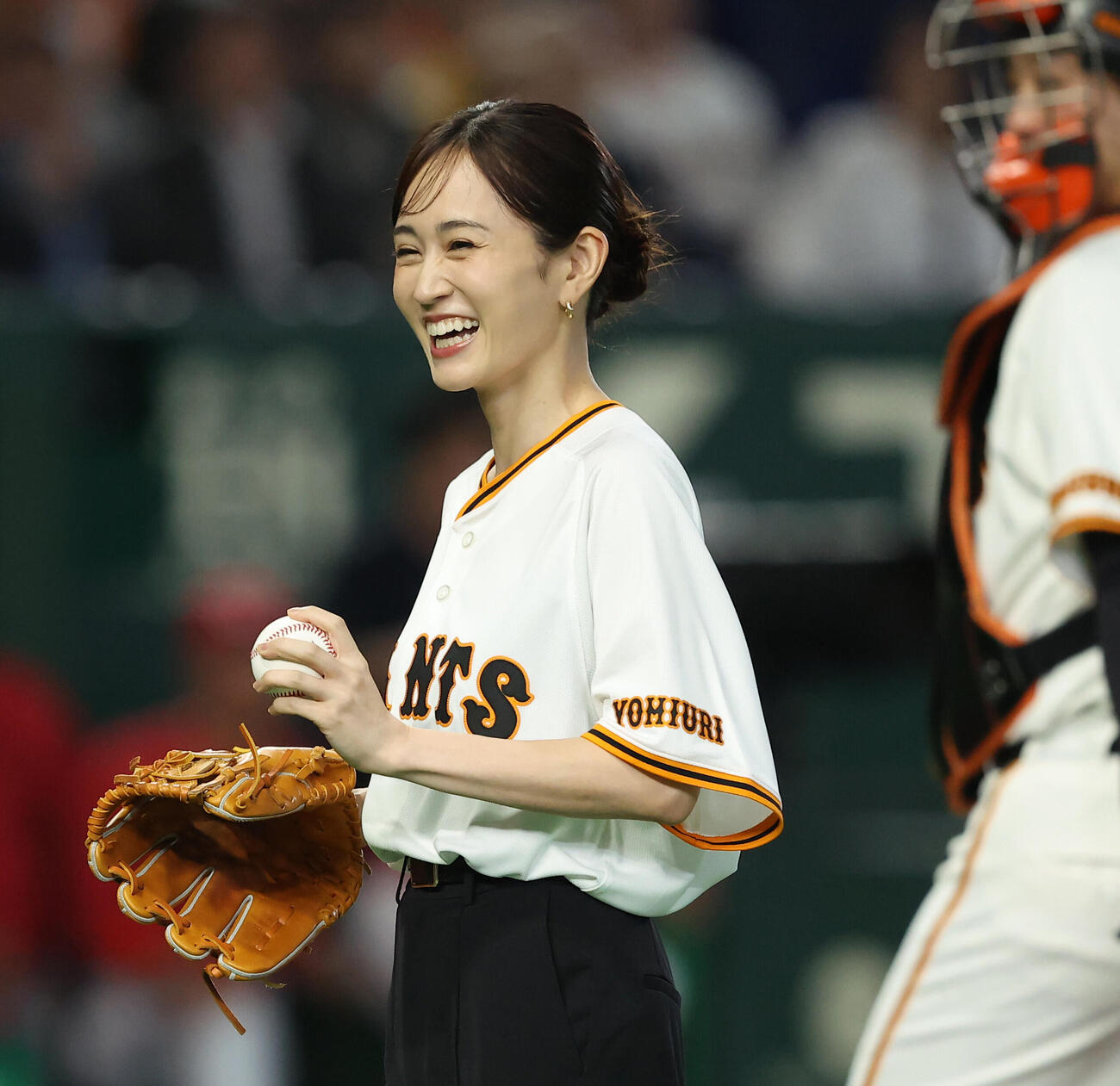 巨人対広島　開始前、セレモニアルピッチを務めるた前田敦子（撮影・河田真司）