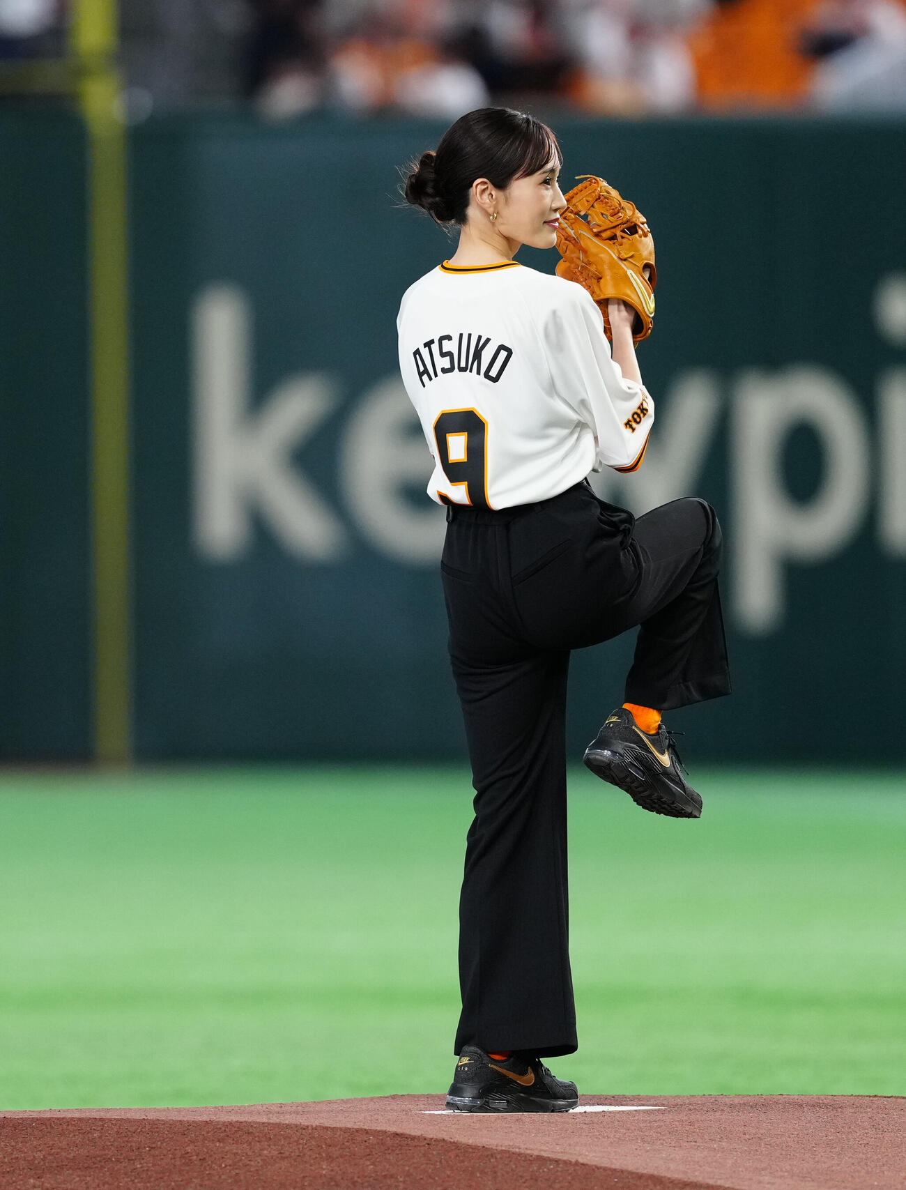 巨人対広島　試合前、ファーストピッチセレモニーで投球する前田敦子（撮影・江口和貴）