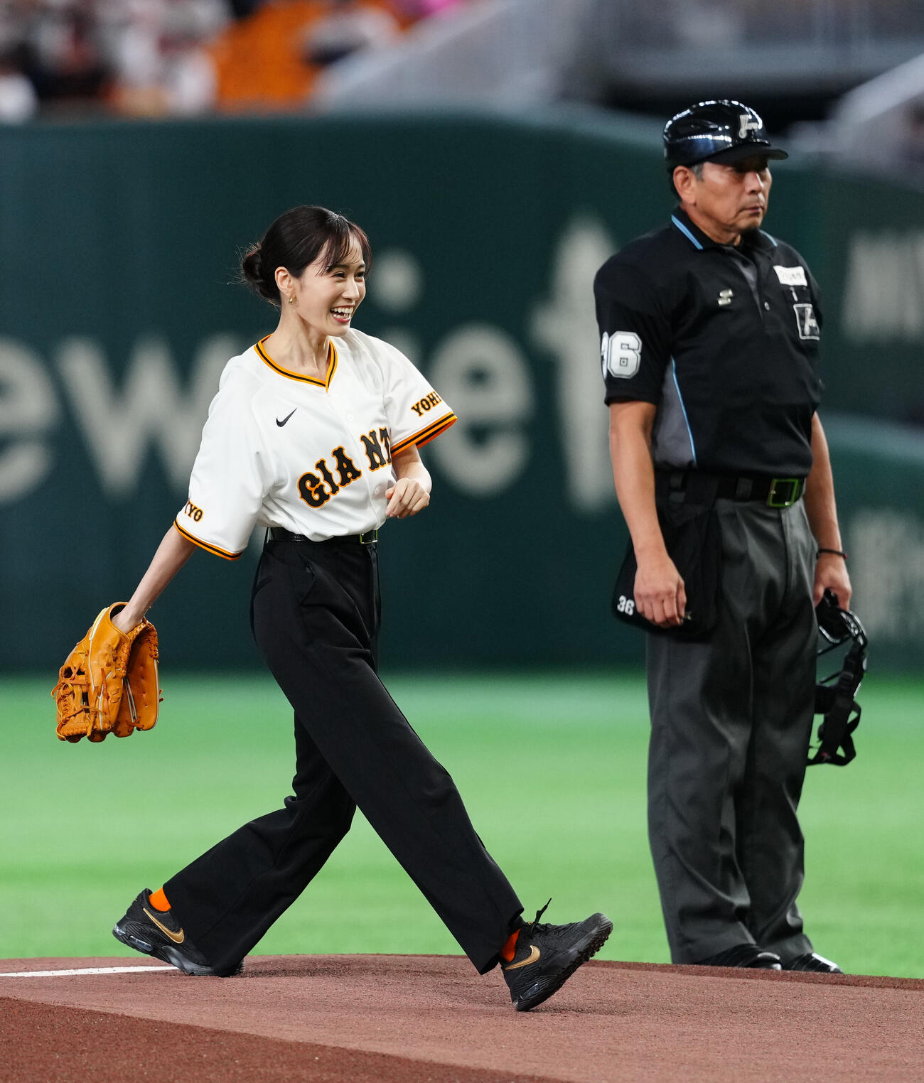 巨人対広島　試合前、ファーストピッチセレモニーで投球する前田敦子（撮影・江口和貴）
