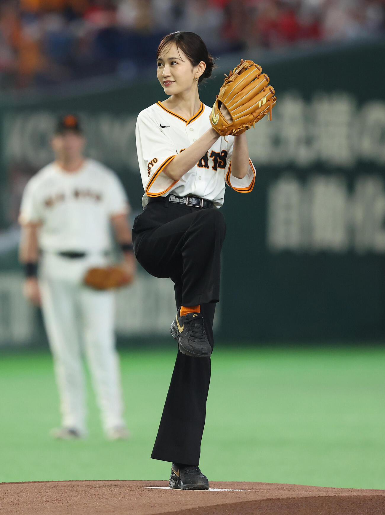 巨人対広島　開始前、セレモニアルピッチを務める前田敦子（撮影・河田真司）