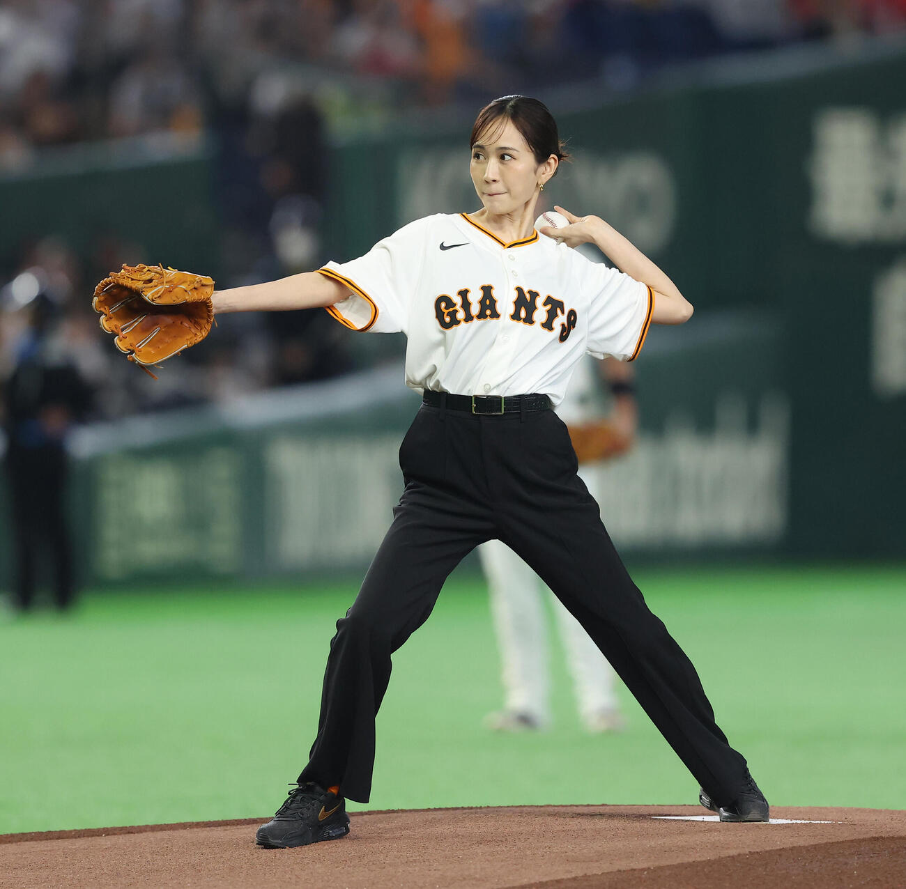 巨人対広島　開始前、セレモニアルピッチを務める前田敦子（撮影・河田真司）