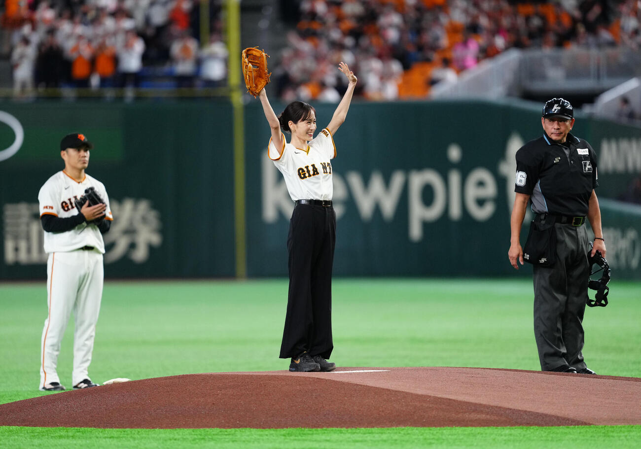 巨人対広島　試合前、ファーストピッチセレモニーに臨んだ前田敦子（撮影・江口和貴）