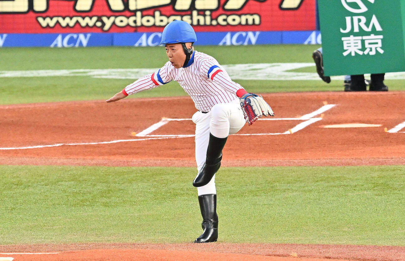 ヤクルト対阪神　始球式でポーズを決めるTIMのゴルゴ松本（撮影・滝沢徹郎）