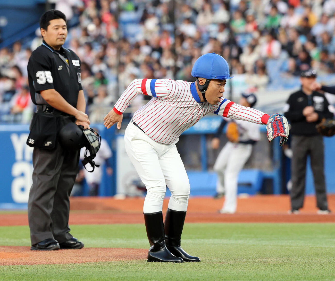 ヤクルト対阪神　始球式を務めたTIMゴルゴ松本（撮影・浅見桂子）　