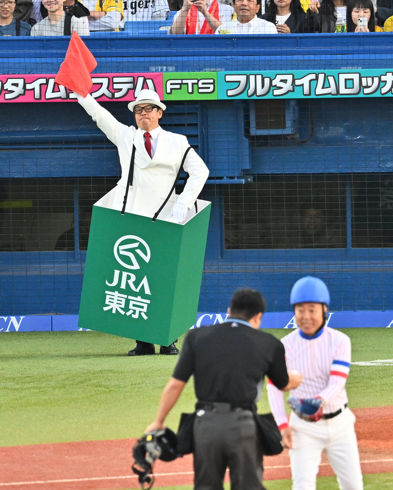 ヤクルト対阪神　始球式に臨むTIMのレッド吉田（後方）（撮影・滝沢徹郎）