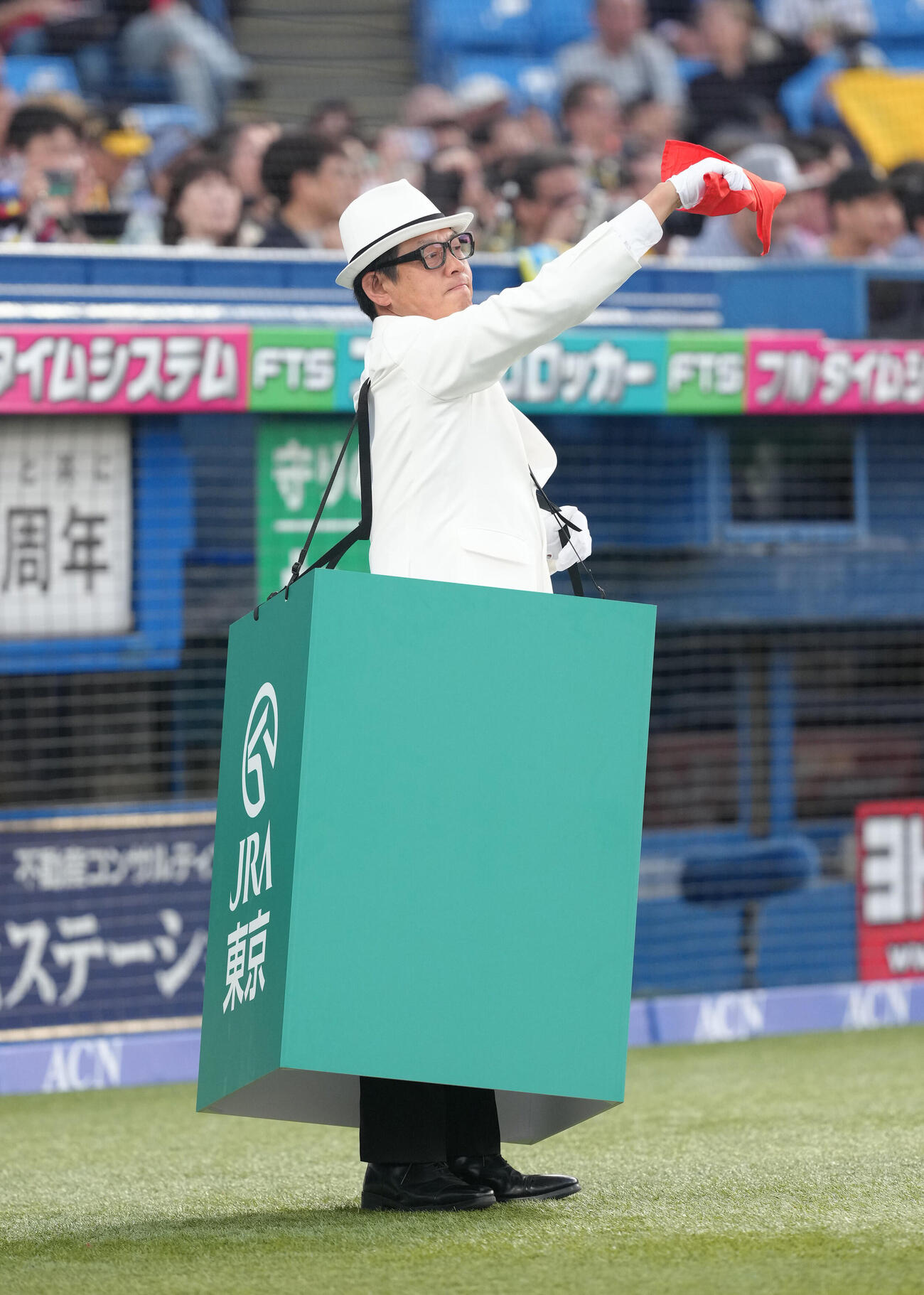 ヤクルト対阪神　始球式に登場したTIMレッド吉田（撮影・足立雅史）