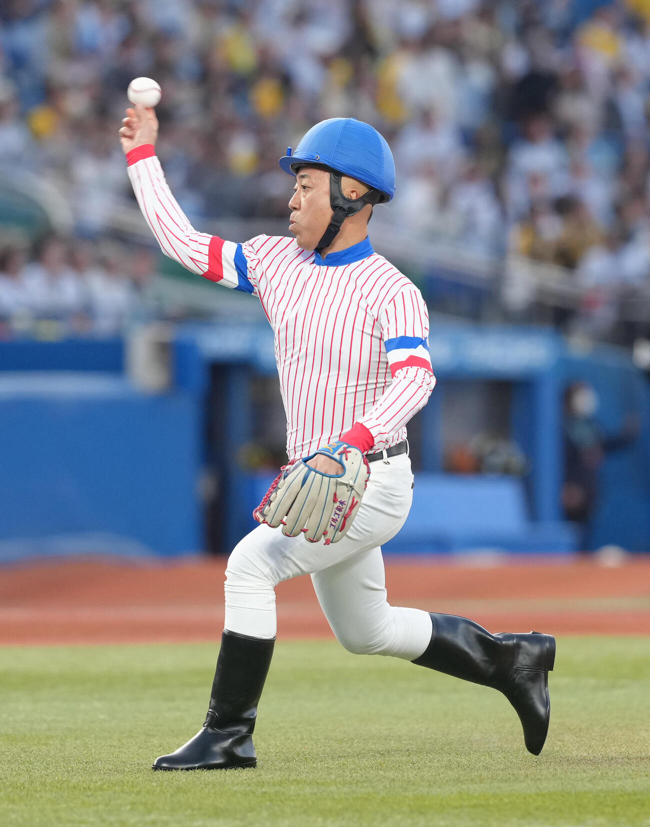 ヤクルト対阪神　始球式に登場したTIMゴルゴ松本　（撮影・足立雅史）