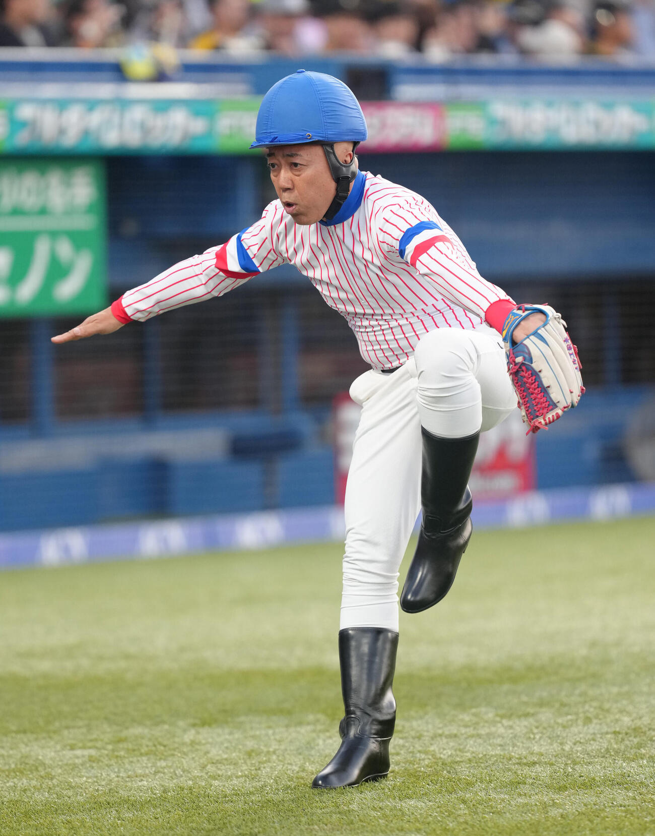 ヤクルト対阪神　始球式に登場したTIMゴルゴ松本は「命」ポーズ　（撮影・足立雅史）