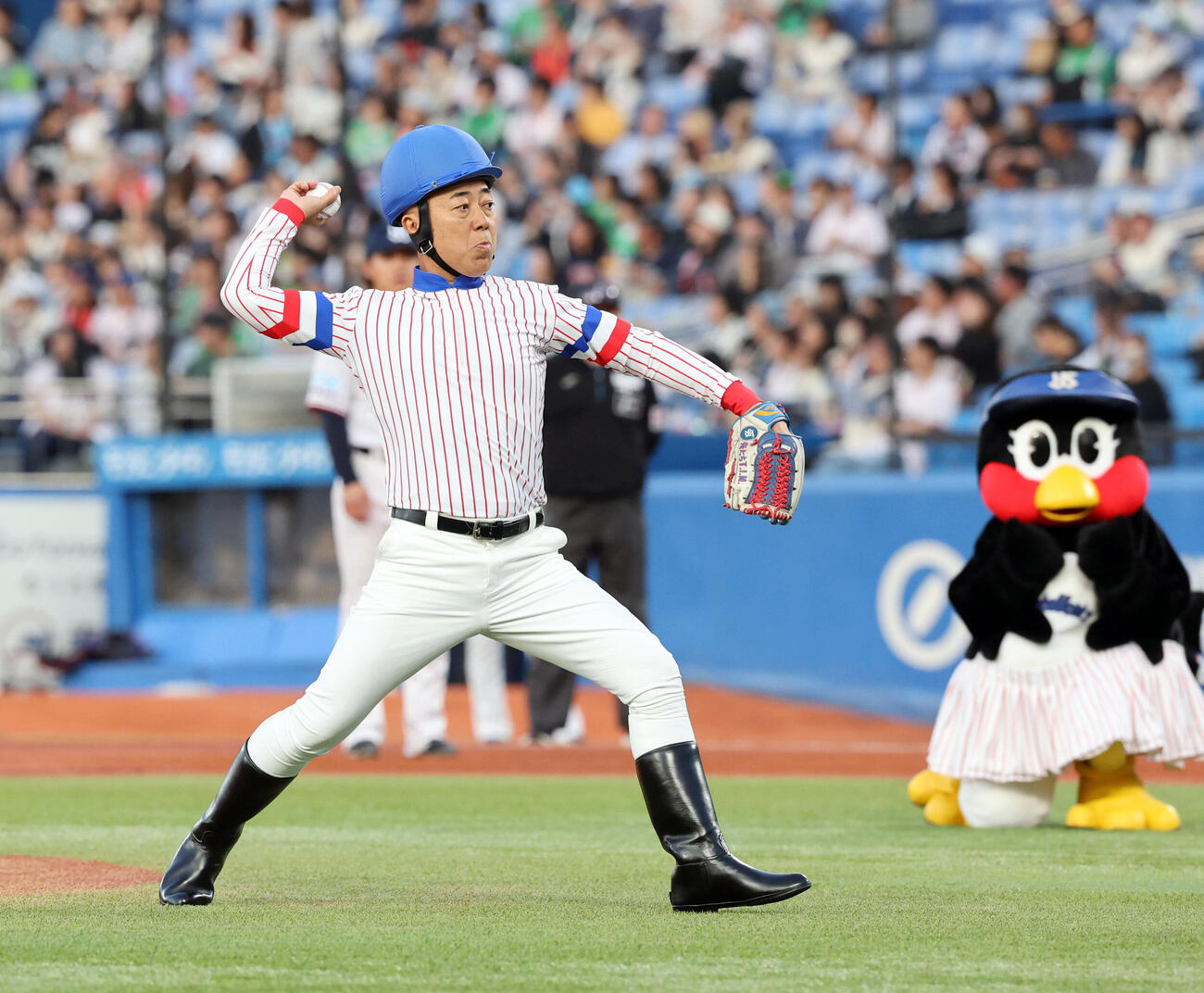 ヤクルト対阪神　始球式を務めたTIMゴルゴ松本（撮影・浅見桂子）　