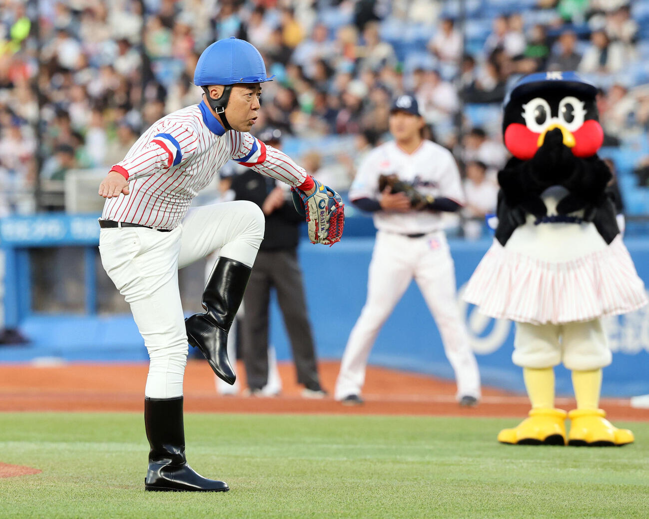 ヤクルト対阪神　始球式を務めたTIMゴルゴ松本は「命」ポーズ（撮影・浅見桂子）　