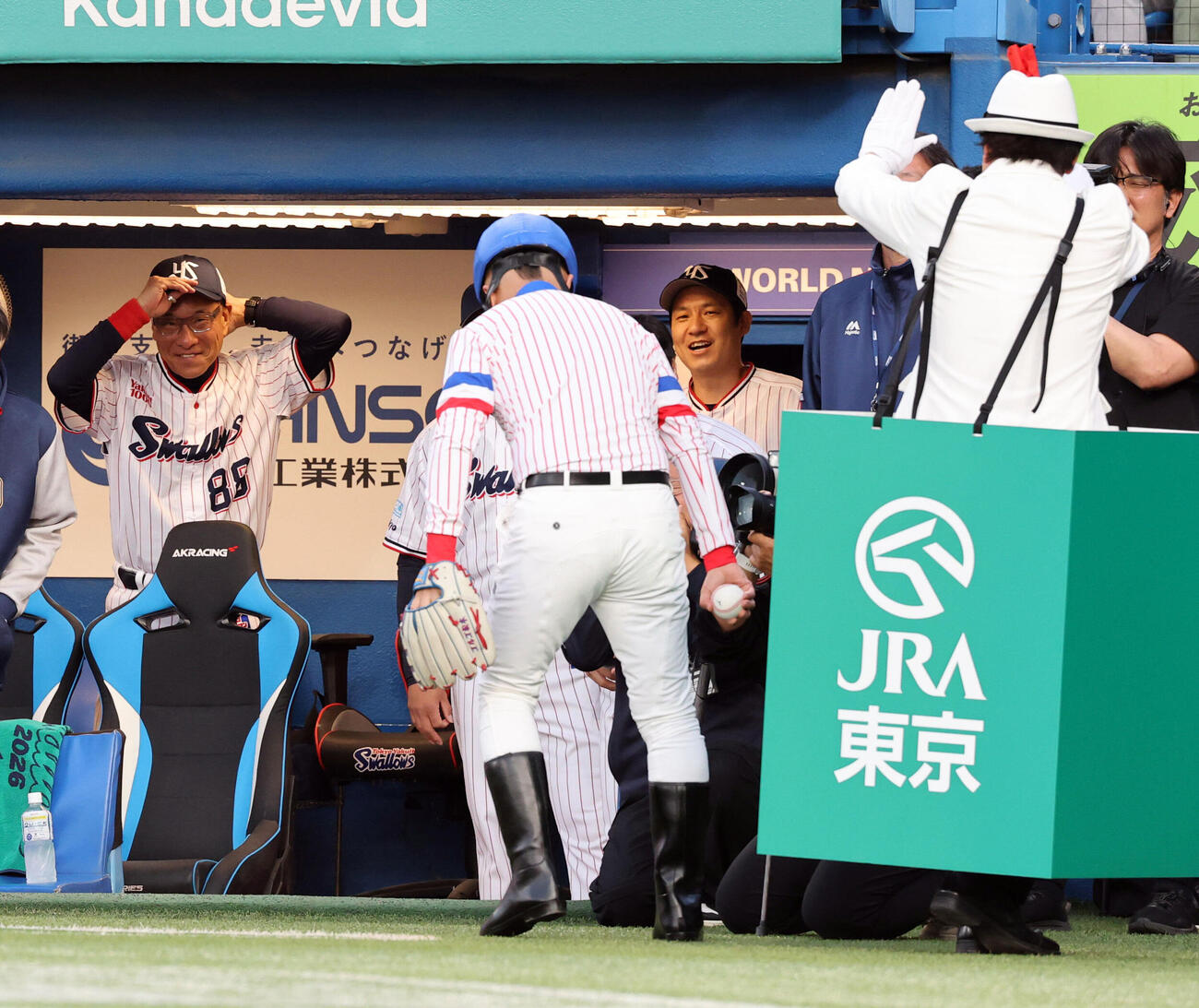 ヤクルト対阪神　始球式を務めたTIMゴルゴ松本、レッド吉田（手前）に笑顔を見せるヤクルト池山隆寛監督（撮影・浅見桂子）　