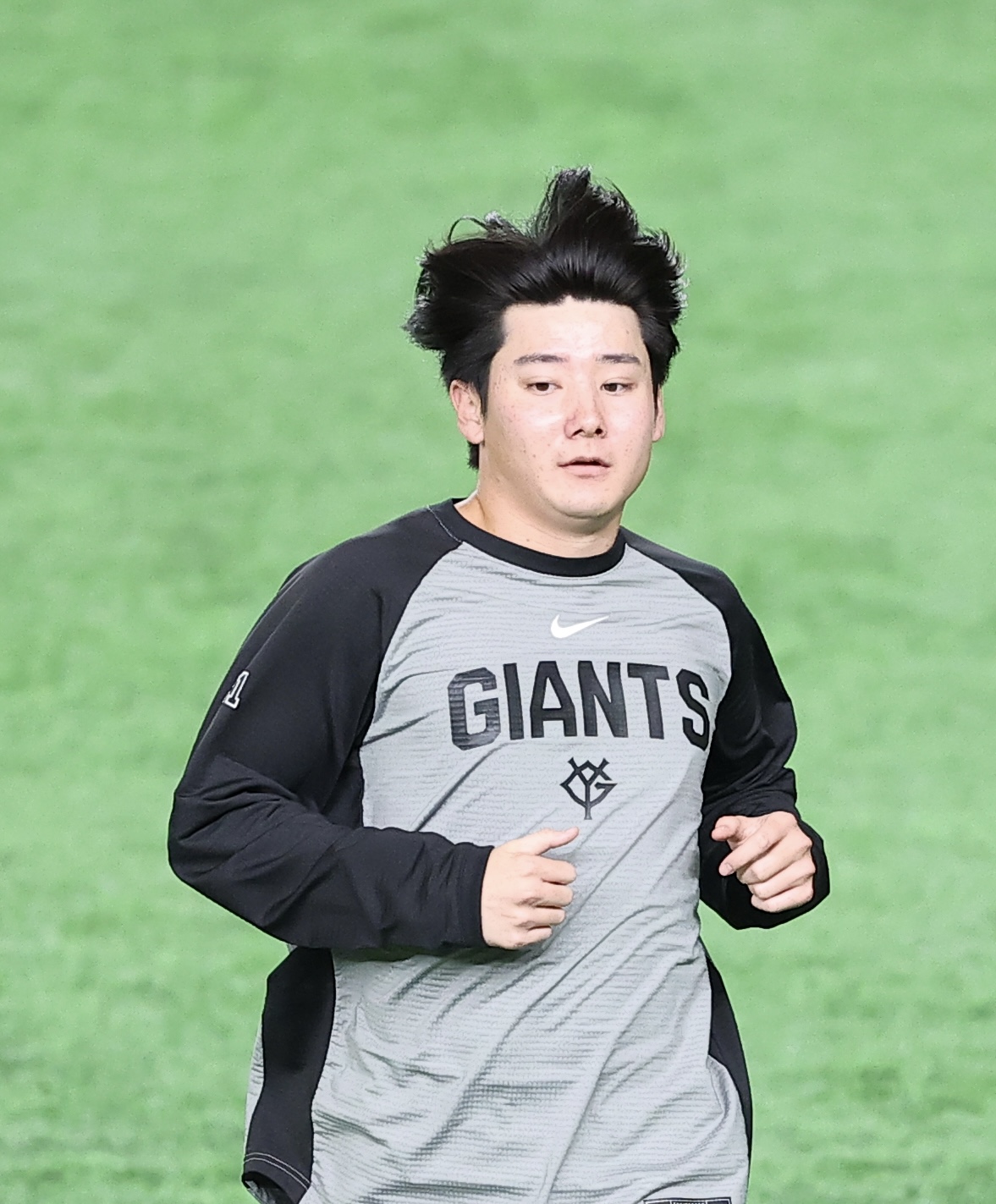 巨人対広島　試合前、ウオーミングアップする巨人竹丸和幸（撮影・河田真司）