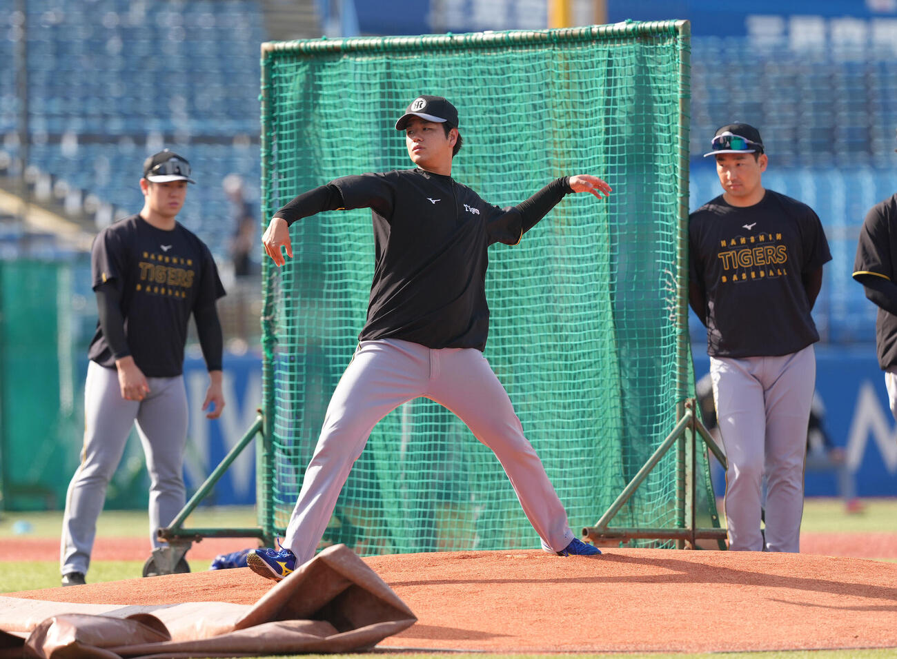 ヤクルト対阪神　試合前、マウンドの感触を確かめる阪神高橋遥人　（撮影・足立雅史）