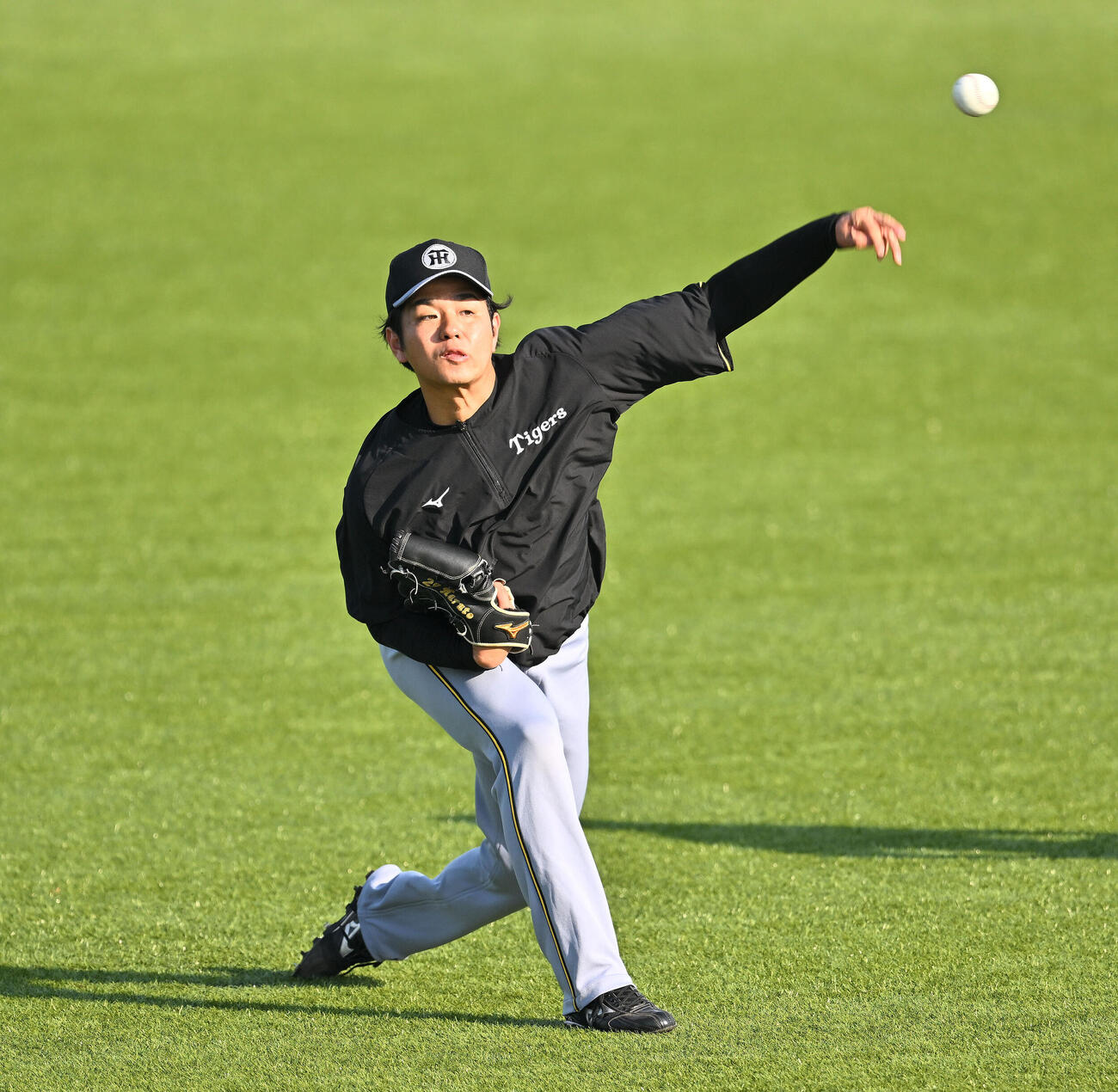 ヤクルト対阪神　試合前練習で調整する阪神高橋遥人（撮影・滝沢徹郎）