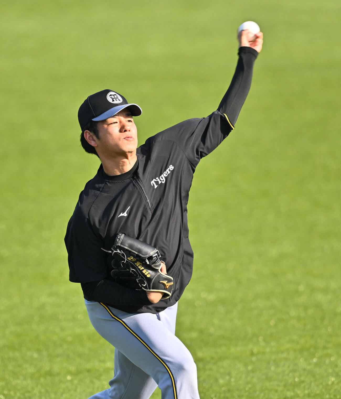 ヤクルト対阪神　試合前練習で調整する阪神高橋遥人（撮影・滝沢徹郎）