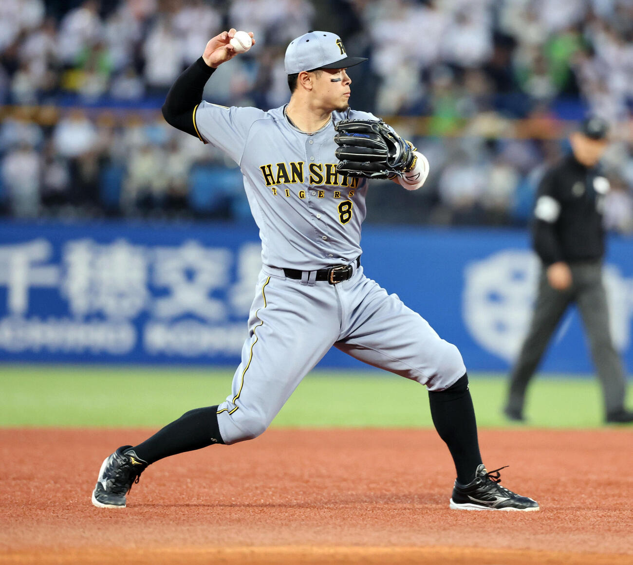 ヤクルト対阪神　2回裏ヤクルト無死、赤羽由紘のゴロを一塁悪送球する佐藤輝明（撮影・浅見桂子）　