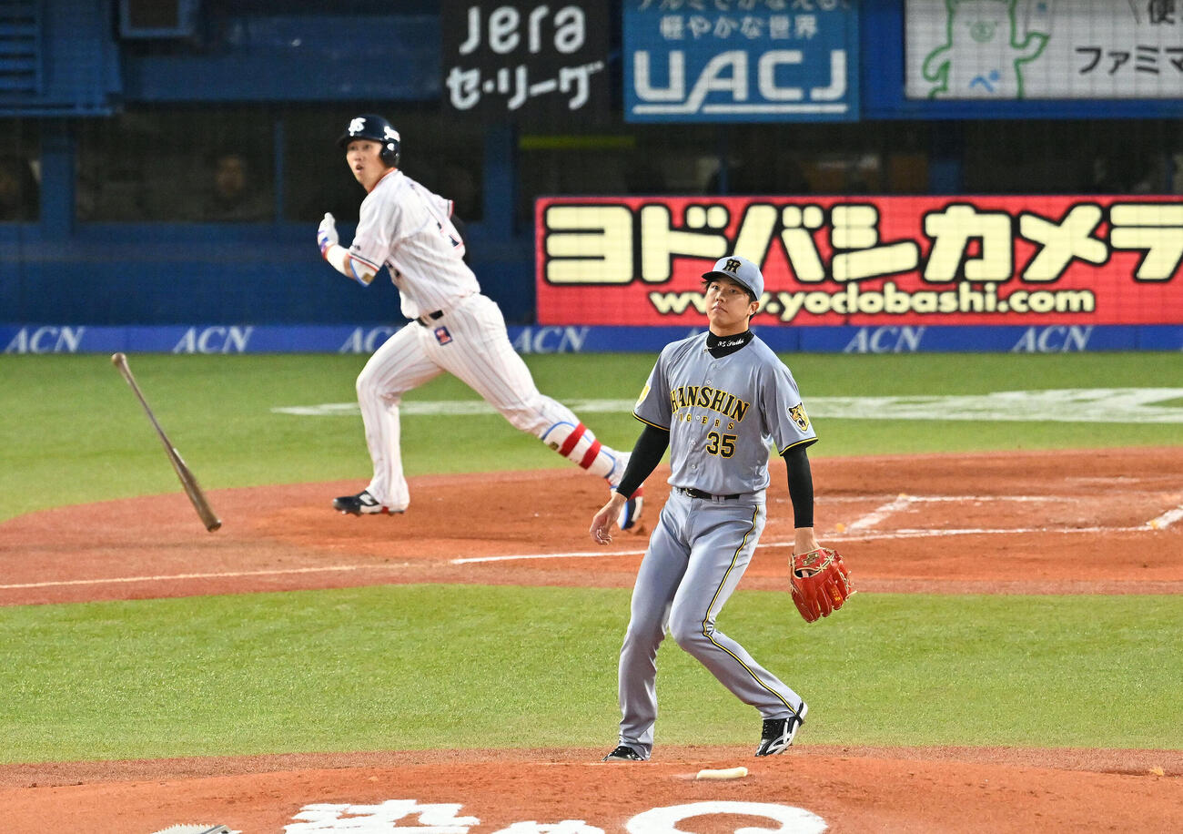 ヤクルト対阪神　2回裏ヤクルト無死一、二塁、古賀優大（後方）に先制中前適時打を許す才木浩人（撮影・滝沢徹郎）