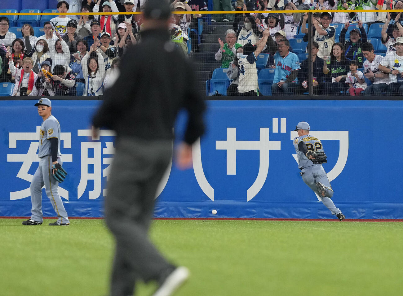 ヤクルト対阪神　2回裏ヤクルト無死一、二塁、古賀優大の打球を捕球できず先制適時打を許す中堅手福島圭音（右）と右翼手森下翔太　（撮影・足立雅史）
