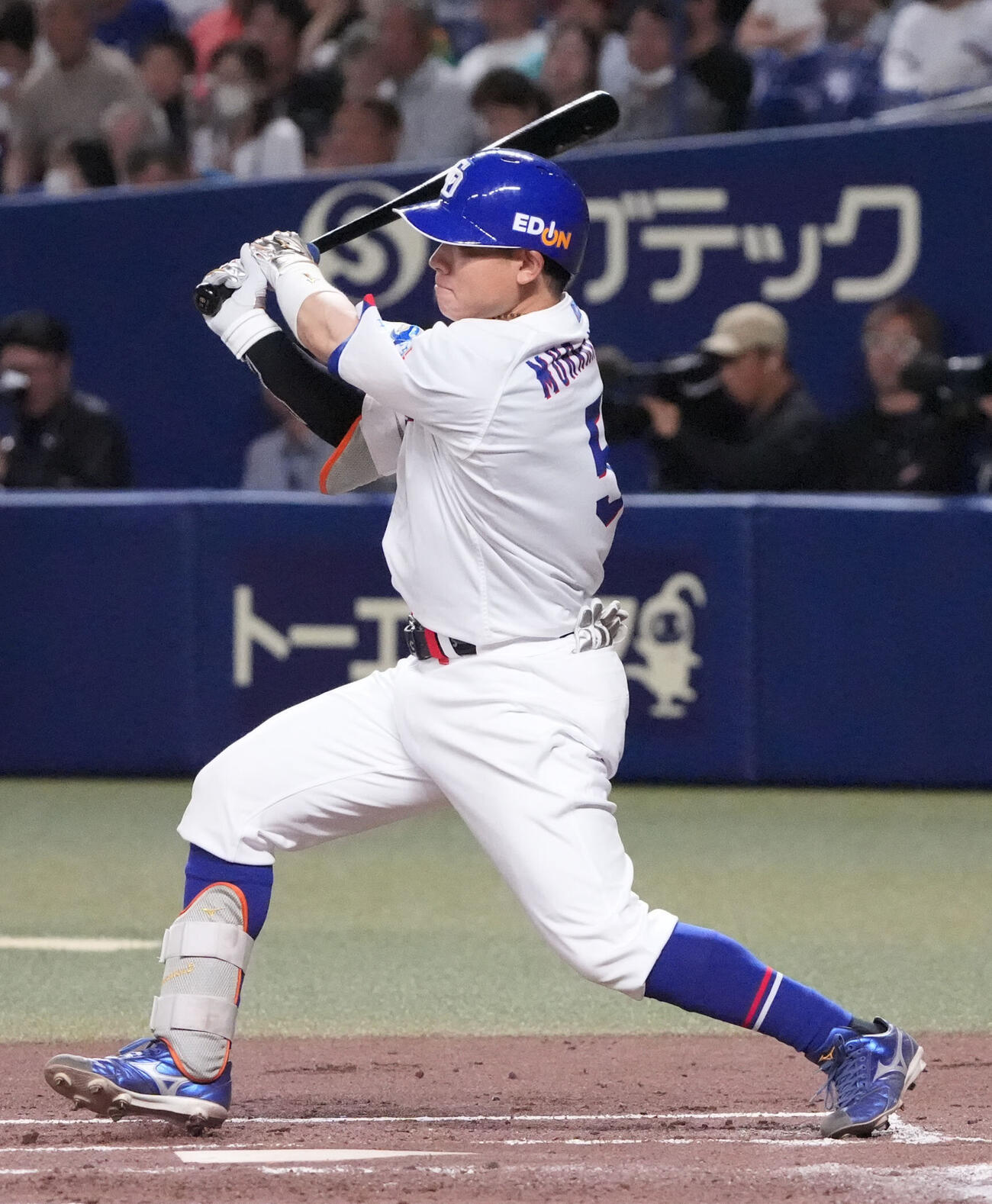 中日対DeNA 2回裏中日2死三塁、適時三塁打を放つ村松開人（撮影・森本幸一）