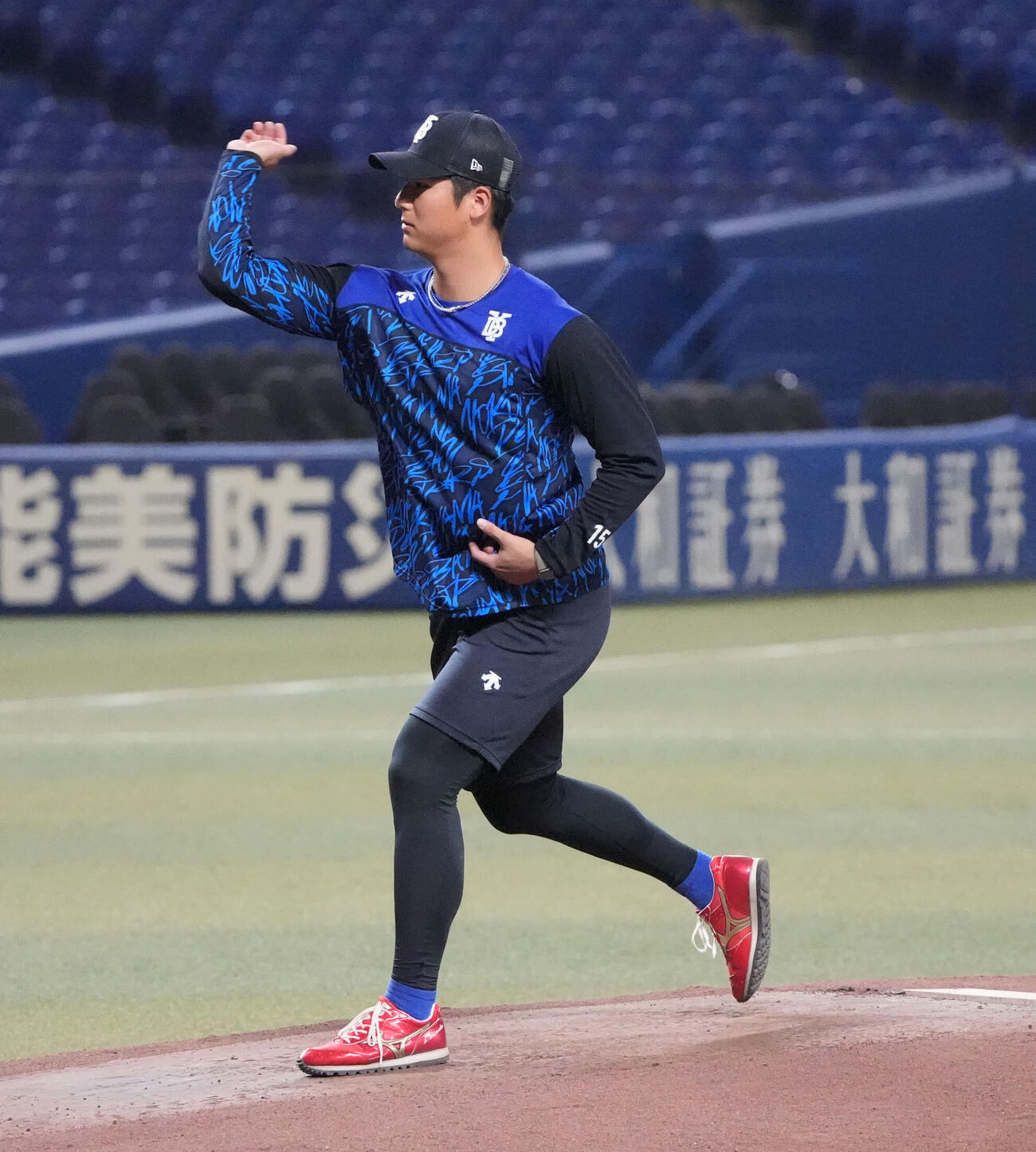 中日対DeNA　試合前、マウンドをチェックする島田舜也（撮影・森本幸一）