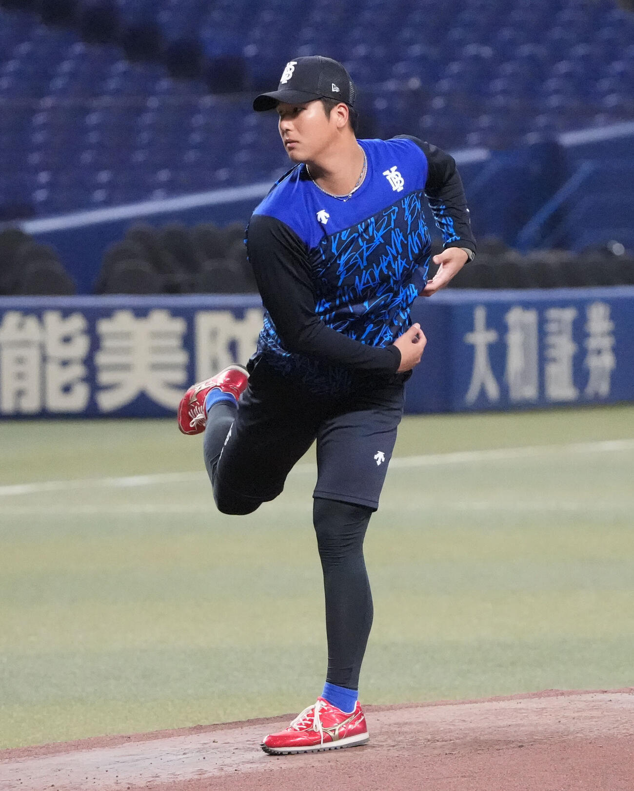 中日対DeNA　試合前、マウンドをチェックする島田舜也（撮影・森本幸一）