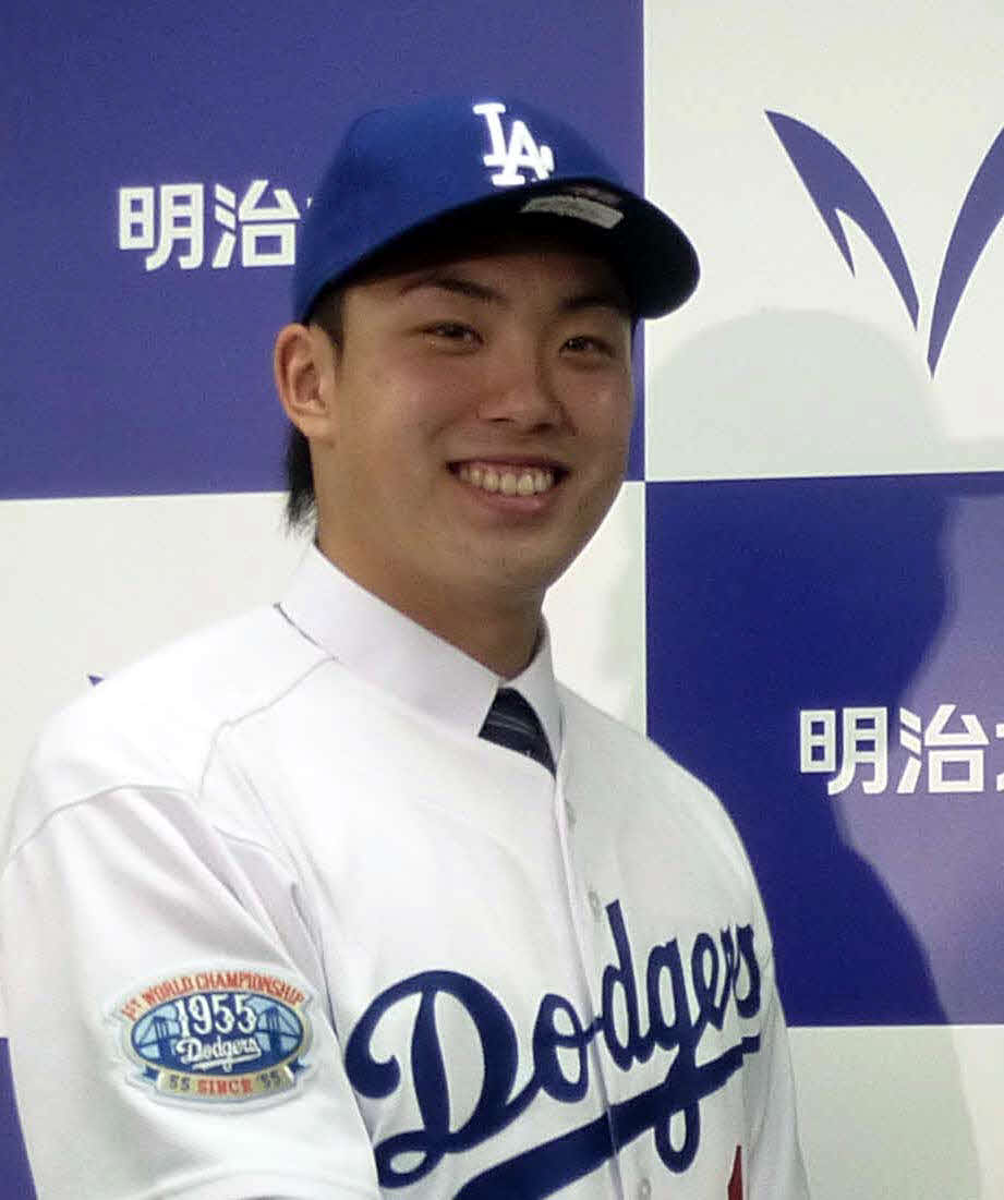 10年11月、ドジャース入団会見で笑顔を見せる明大・西嶋一記