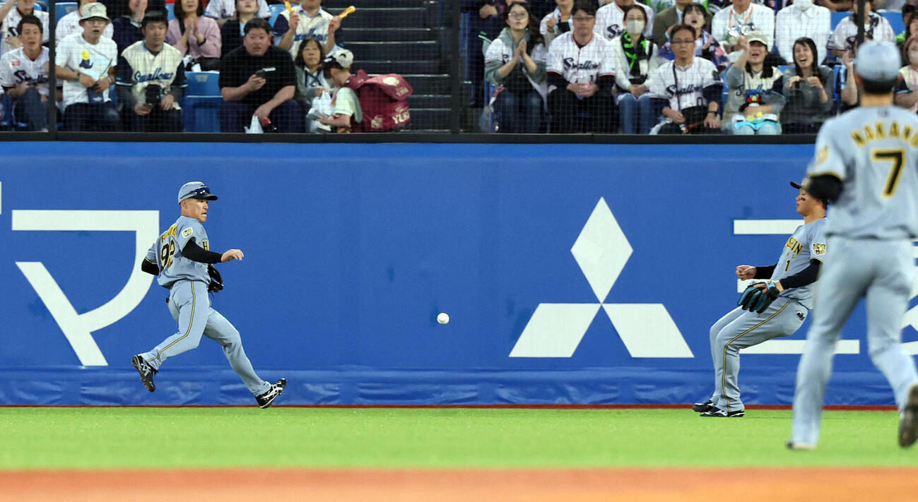 ヤクルト対阪神　2回裏ヤクルト無死、赤羽由紘のゴロを佐藤輝明が一塁悪送球し、取り損なう大山悠輔（撮影・浅見桂子）　