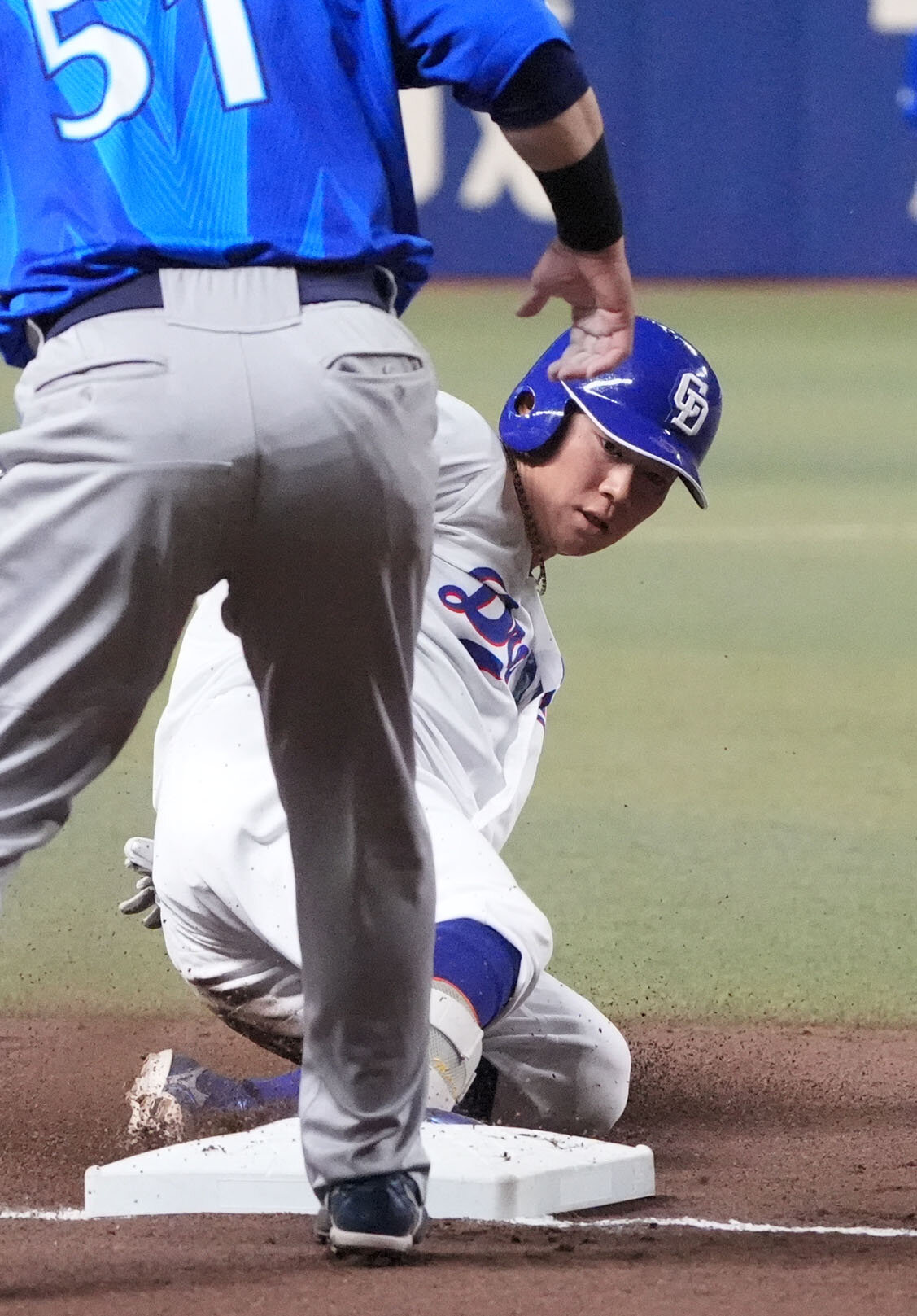 中日対DeNA 2回裏中日2死三塁、適時三塁打を放ち三塁へ滑り込む村松開人（撮影・森本幸一）