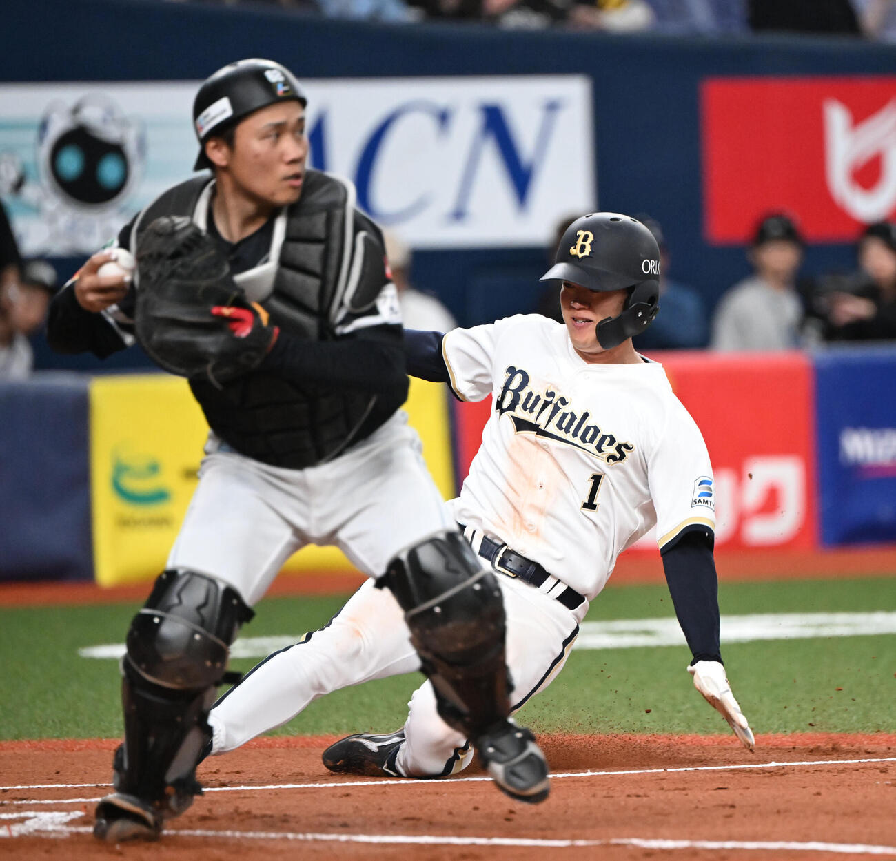 オリックス対ソフトバンク　2回裏オリックス1死二塁、中川の中前適時打で生還する太田椋（撮影・和賀正仁）